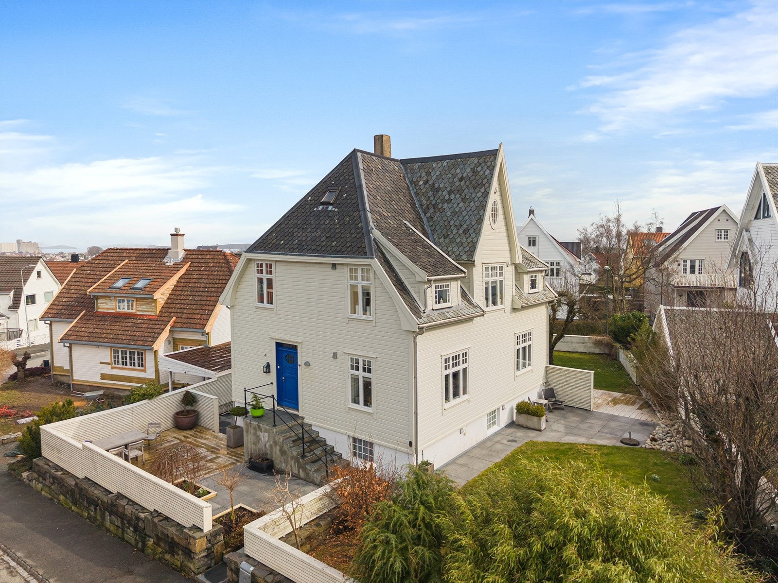 Velkommen til Jørgen Moes gate 4 - En innholdsrik enebolig med god standard, pent oppabeidet og solrik tomt, samt en svært ettertraktet beliggenhet på toppen av Våland. Galleribilde