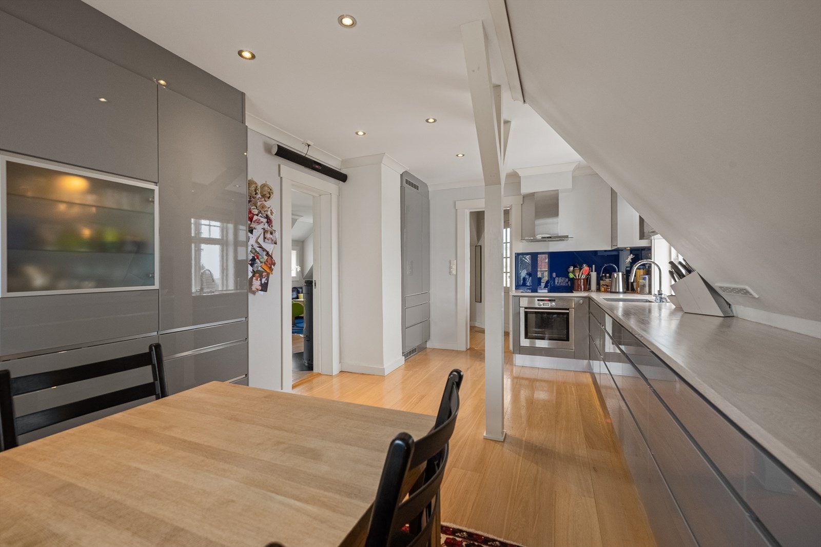 Kjøkkenet er romslig og har god skap-plass Galleribilde