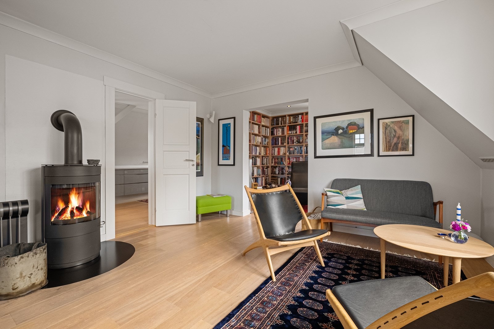 Lysmalte vegger og pene enstavs gulv. Det er både vedovn og varmepumpe. Galleribilde