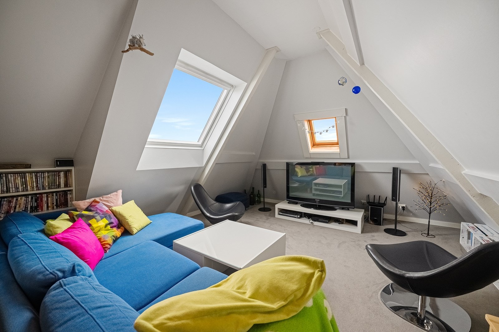 Romslig loft med fin utsikt. Perfekt plass for barna, eller til hjemmekontor Galleribilde