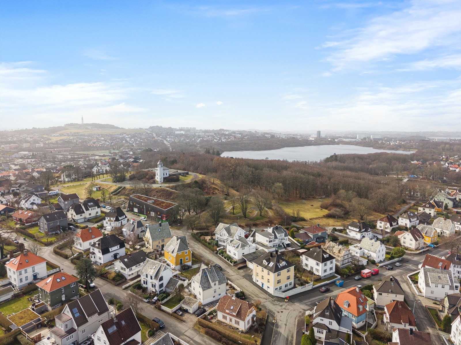 Fra eiendommen er det kort avstand til det aller meste. Fine turområder like utenfor døren. Galleribilde