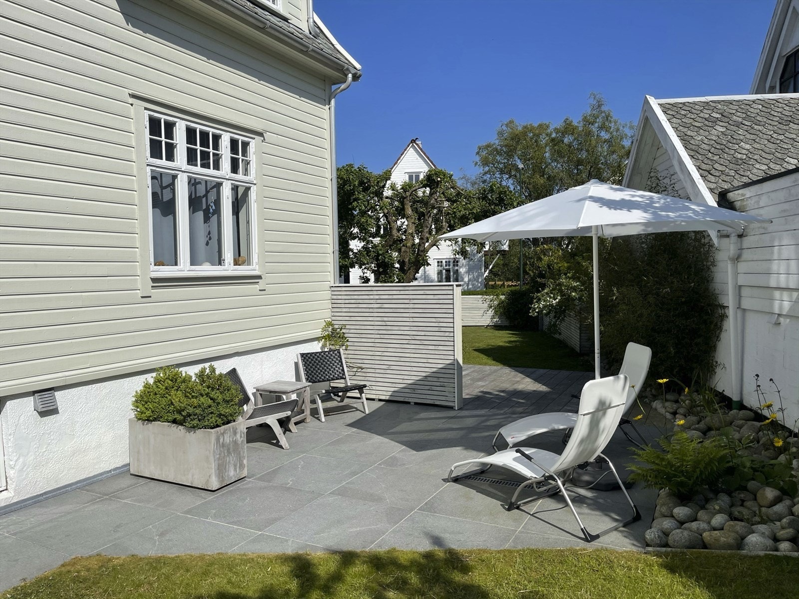 Hagen er pent opparbeidet av Nygaard A/S. Plen, terrasser og diverse beplantning. Galleribilde