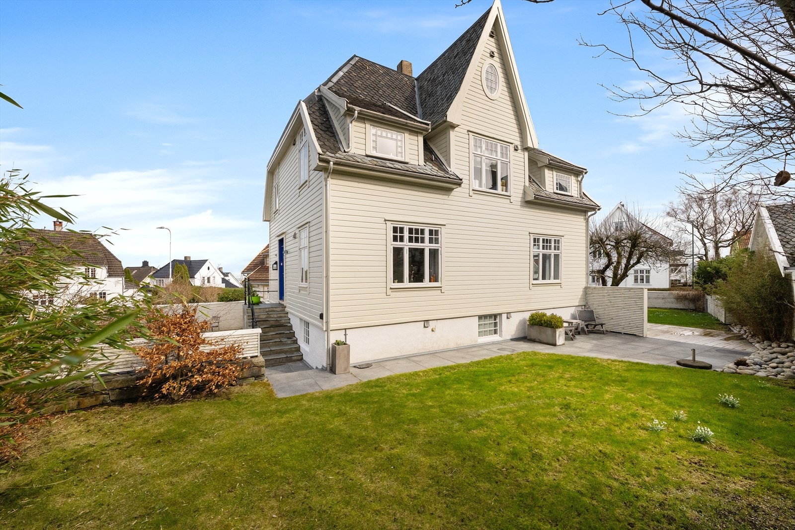 Boligen fremstår i god, velholdt stand. Kledning fra 2008. Vinduer fra 2008 (Vedlikeholdt og kittet i 2024). Innvendig betydelig oppusset ca. 2008. Innv./utvendig rør 2008/2014. Modernisert el.anlegg. Taktekking fra 2000. Ny drens rundt hele huset i 2014 Galleribilde