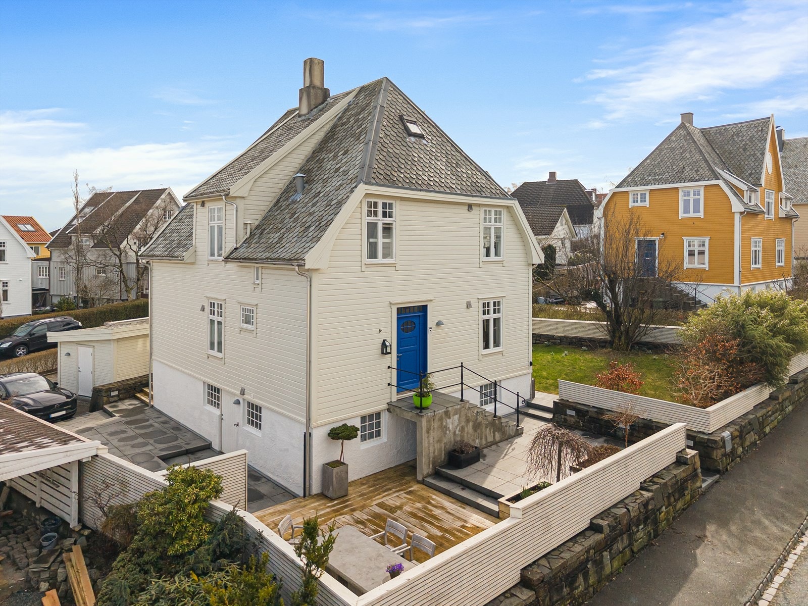 Klassisk Vålandsvilla. Fasaden er oppgradert og tilbakeført i 2008 med bl.a. vinduer og hoveddør fra kvalitetsleverandøren Meling A/S på Kvitsøy. Hagen er pent opparbeidet av Nygaard A/S Galleribilde