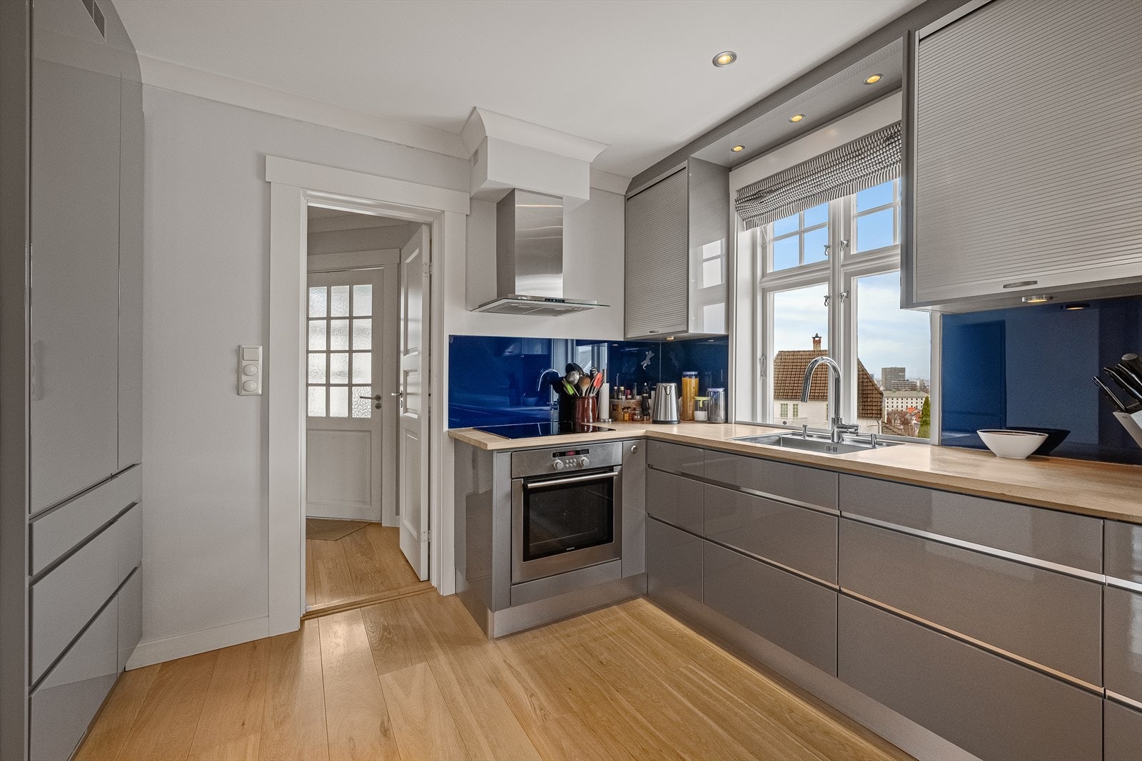 Pent kjøkken fra 2008. God skap- og benkeplass samt plass til spisebord. Fin utsikt. Galleribilde