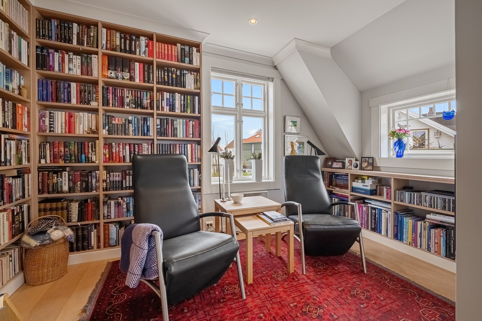 Bibliotek/leserom med stedbygget bokhylle av eik (Vågane & Viste) Galleribilde