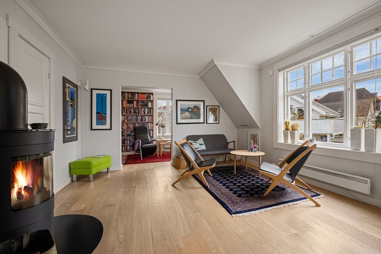 Lys, fin stue med lekre enstavs gulv og gode vindusflater Galleribilde