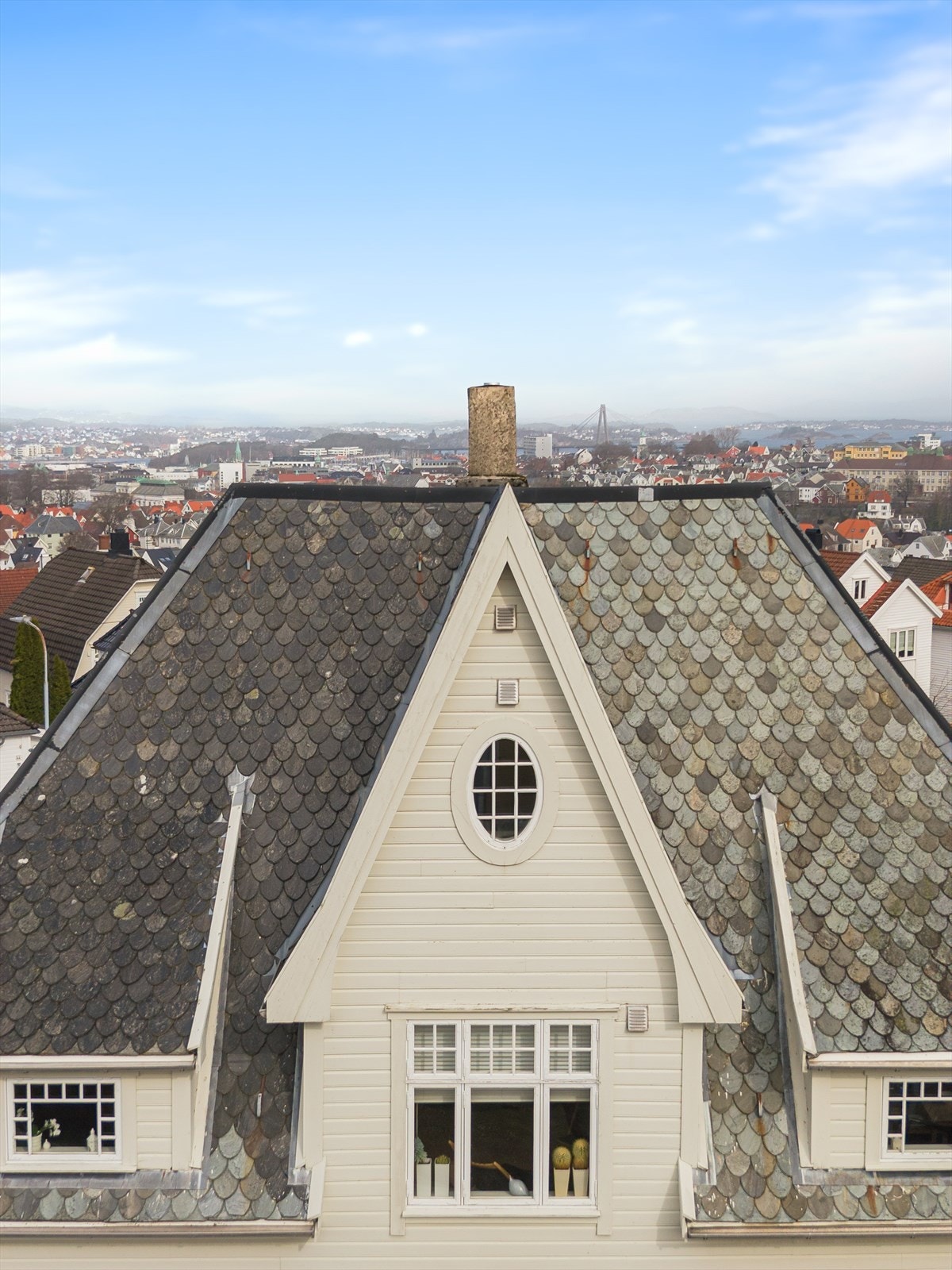 Taktekking fra 2000. Vinduene som ble satt inn i 2008 er vedlikeholdt og kittet i 2024. Galleribilde