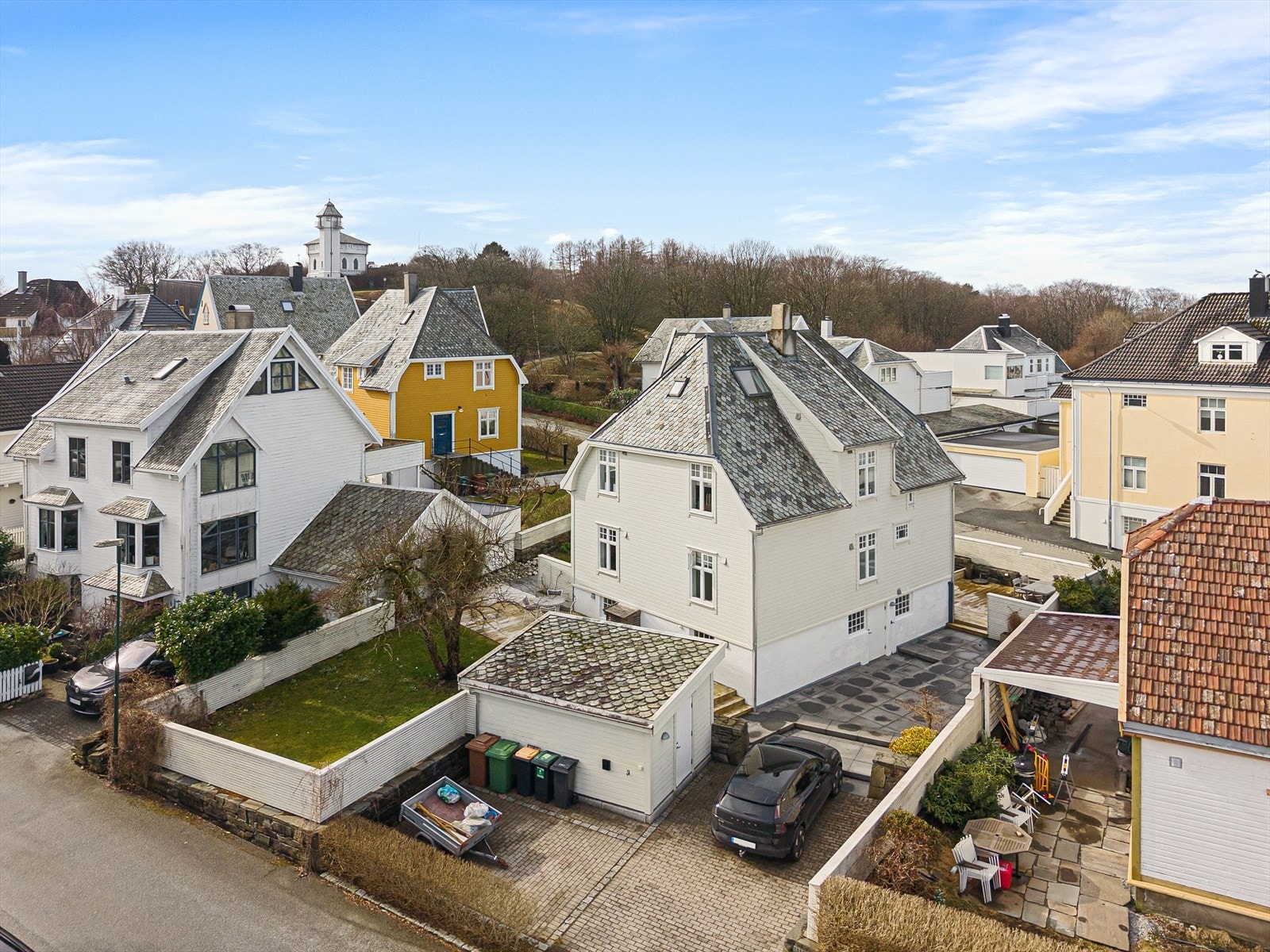 Boligen ligger svært fint til "på toppen" av Våland, like ved Vålandstårnet og Vålandsskogen. Et ettertraktet og etablert boligområde med nærhet til det aller meste. Gangavstand til sentrum (ca. 12-15 min.) Galleribilde