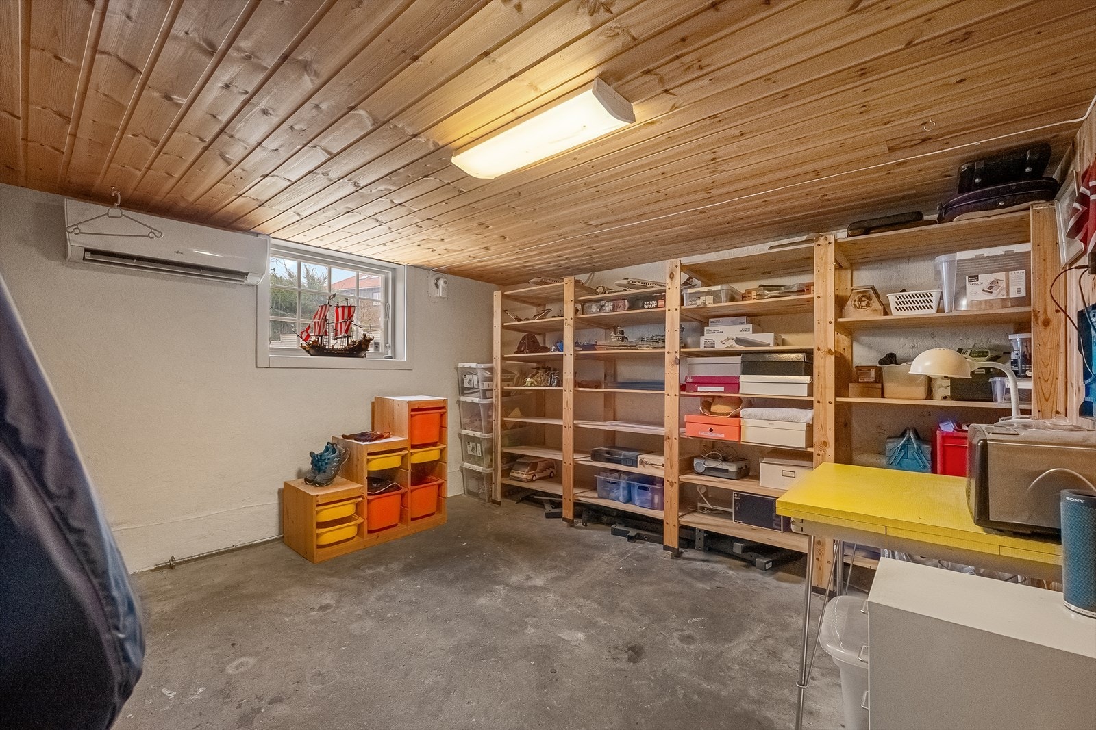 Kjellerrom. Varmpepumpe innstallert. Galleribilde