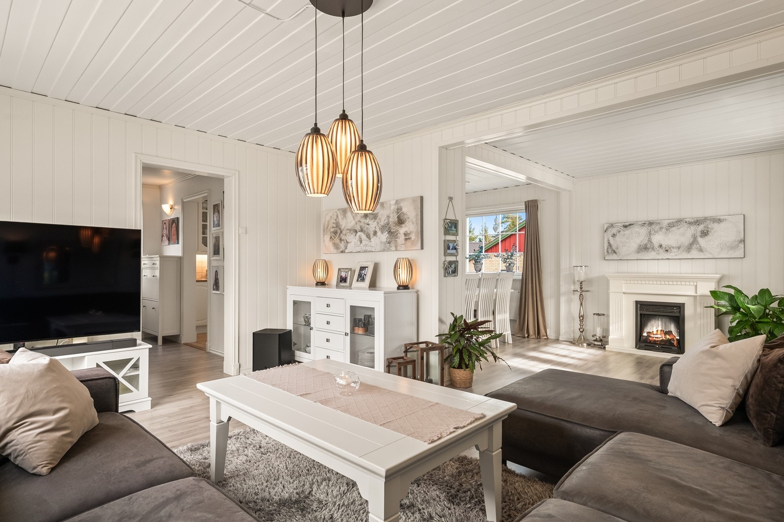 Stuen er lys og åpen, og har flere møbleringsmuligheter. Galleribilde