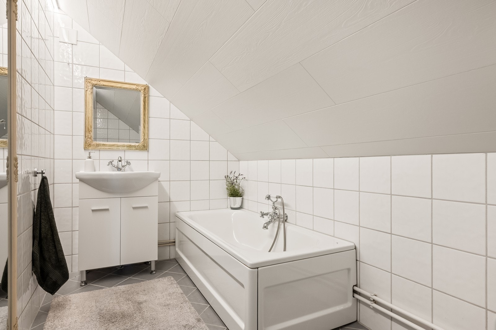 Badet i andre etasje ble sist oppgradert i 2011, som egeninnsats, og har flislagte overflater, innredning med servant og badekar. Galleribilde