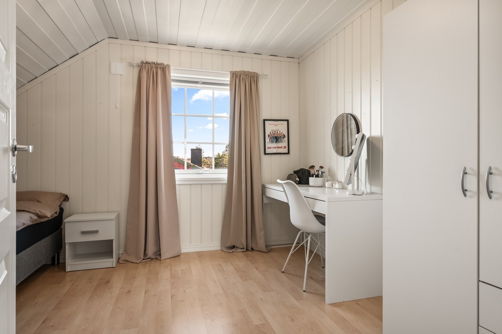 Soverom to er også et lyst og trivelig soverom, med laminat på gulvet og panel på veggene. Galleribilde