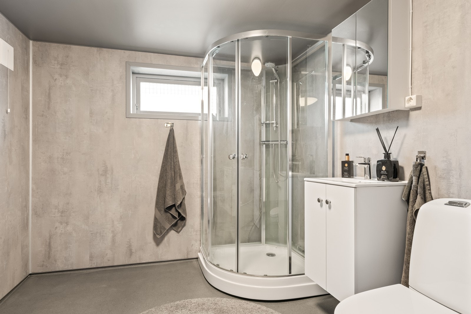 Badet i kjelleren er nylig oppgradert 2025/2026 med baderomsplater på veggene og vinylbelegg på gulvet. Galleribilde