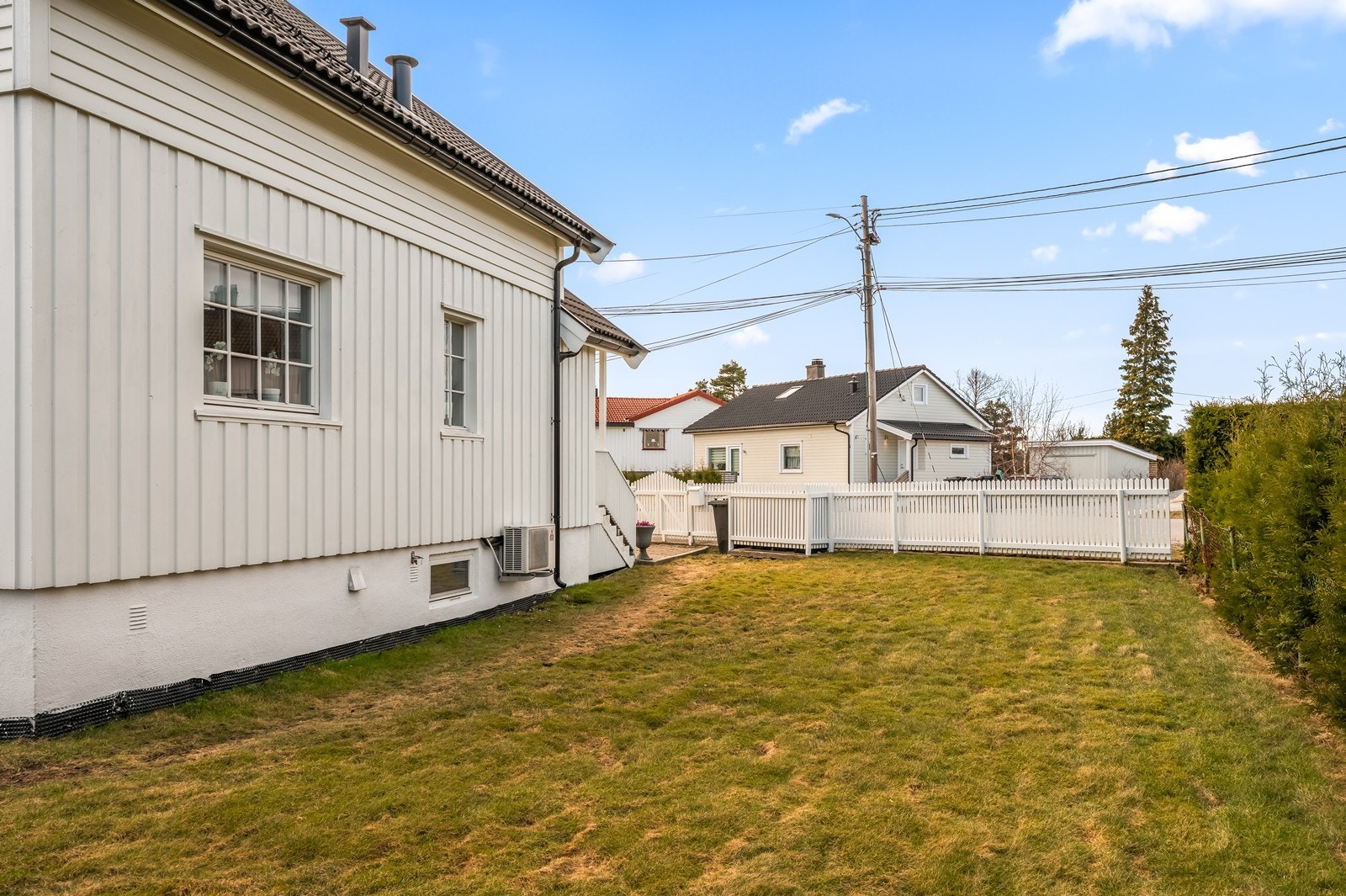 Tomten er relativt flat og barnevennlig, og består hovedsakelig av gressplen, med gode muligheter for lek og aktivitet. Galleribilde