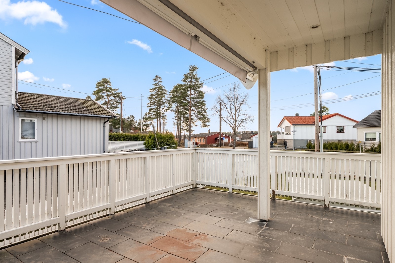 Den overbygde terrassen på 20 m² har god plass til utemøbler. Herfra er det trapp ned til hagen. Terrassen har oppgraderingsbehov. Galleribilde