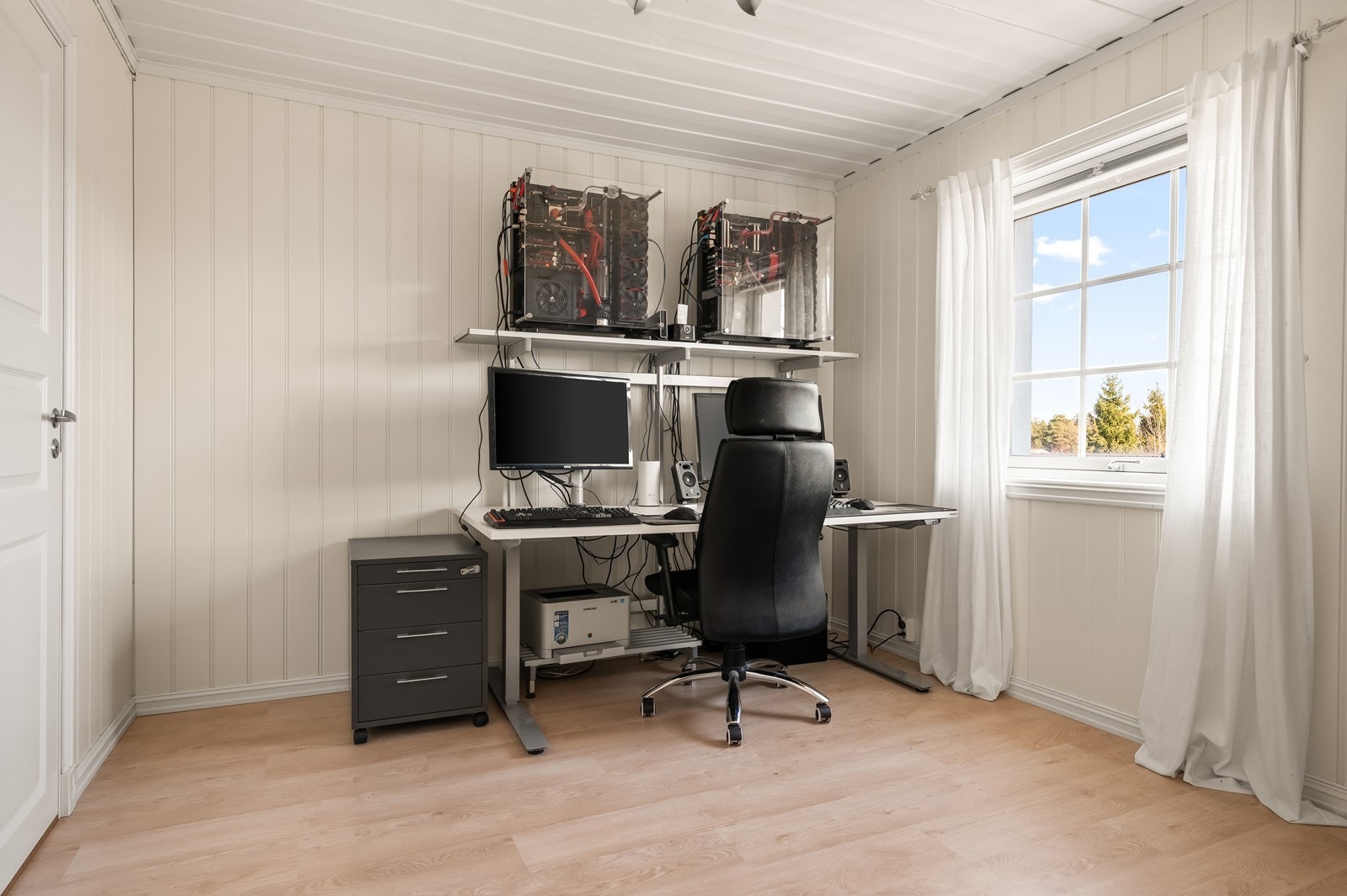 Det tredje soverommet i etasjen er også lyst og fint, og egner seg godt som barnerom, gjesterom eller kontor. Galleribilde