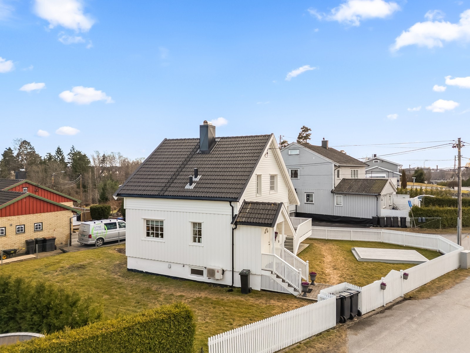 En velholdt enebolig oppført i 1959, hvor der er foretatt flere oppgraderinger. Boligen har blant annet fått ny drenering, nytt tak, og store deler av kledningen er skiftet, senest i 2023. Galleribilde