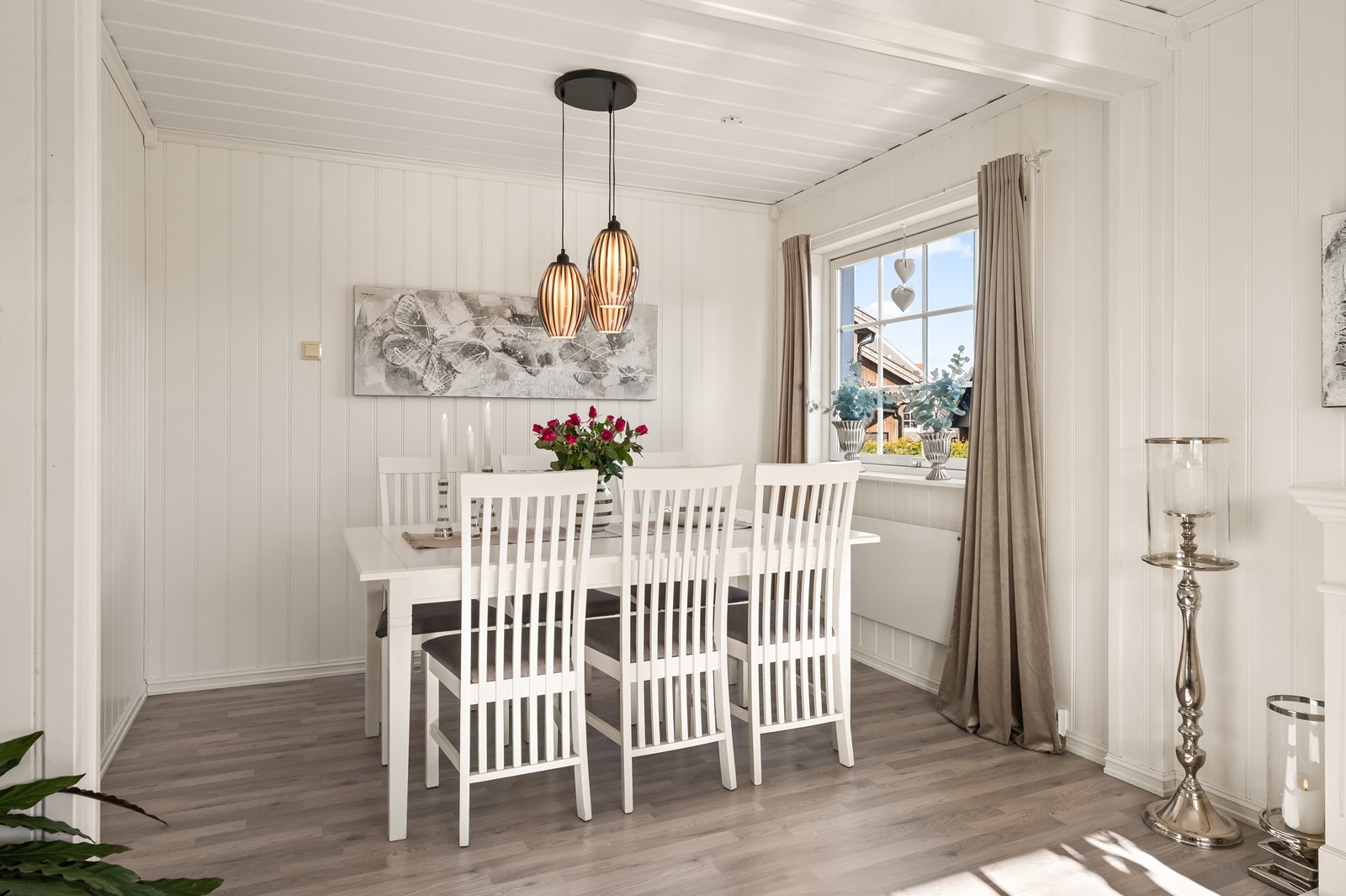 Spisestuen er en naturlig del av oppholdsrommet, med plass til hyggelige måltider. Galleribilde