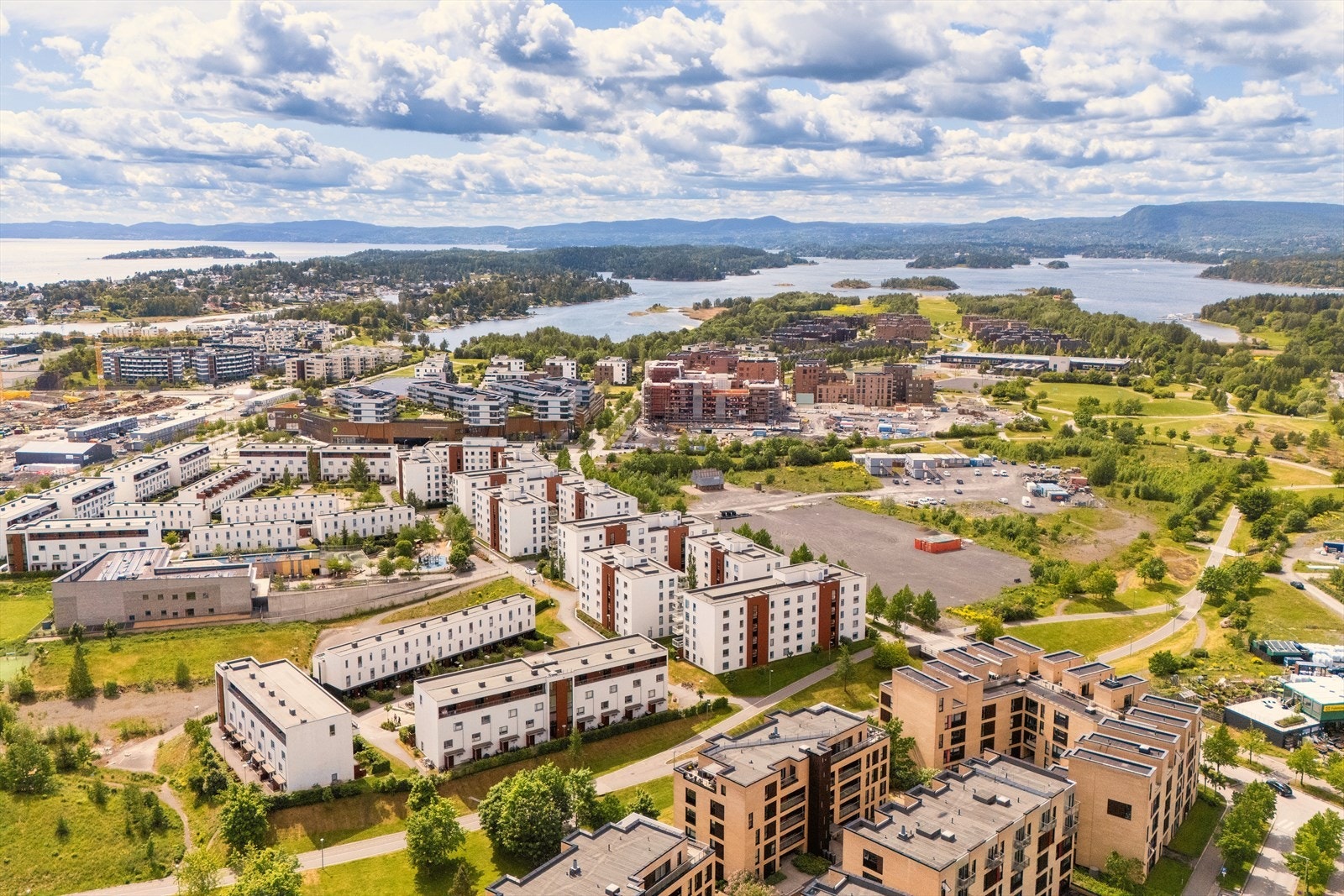 Området er meget barnevennlig med umiddelbar nærhet til lekeplass, og kort vei til skoler og barnehager. Galleribilde