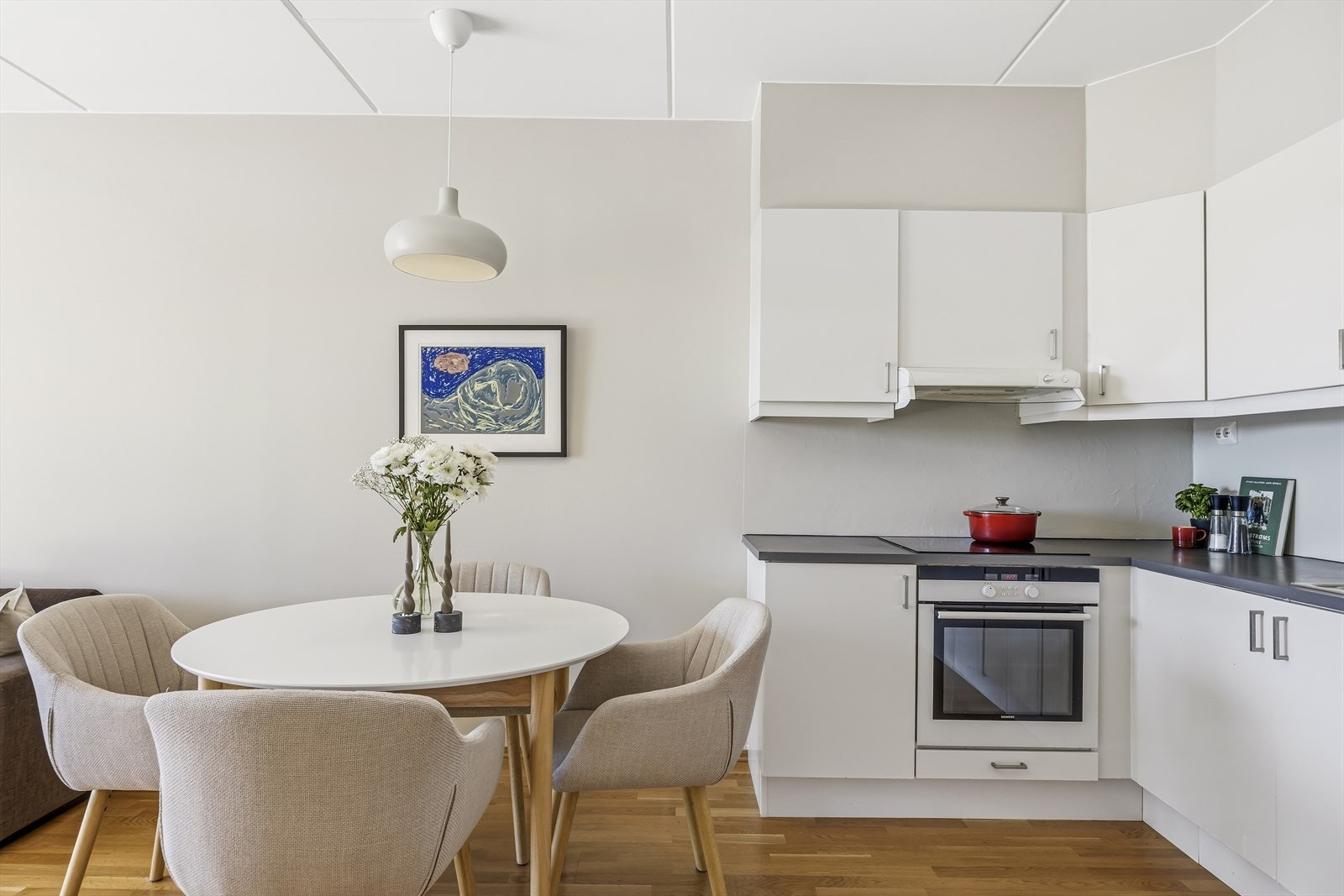 Glatt innredning og laminat benkeplate med oppvaskkum. Galleribilde