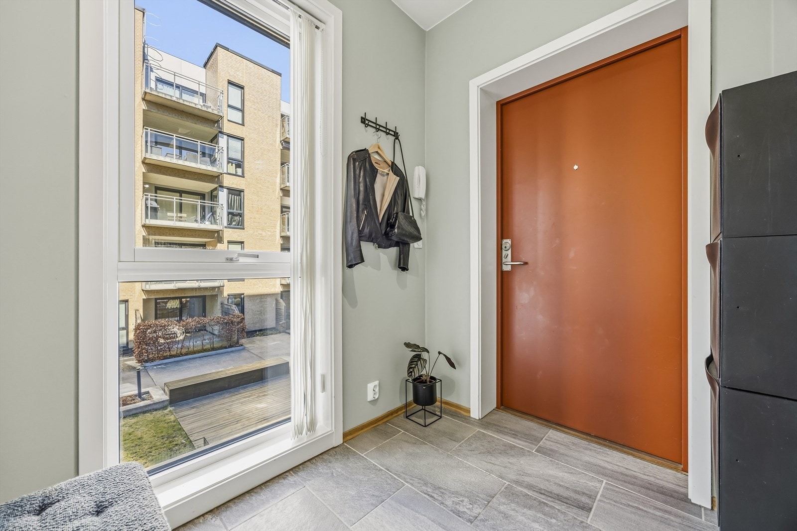 Innbydende entré med praktiske og fine fliser på gulv. Galleribilde