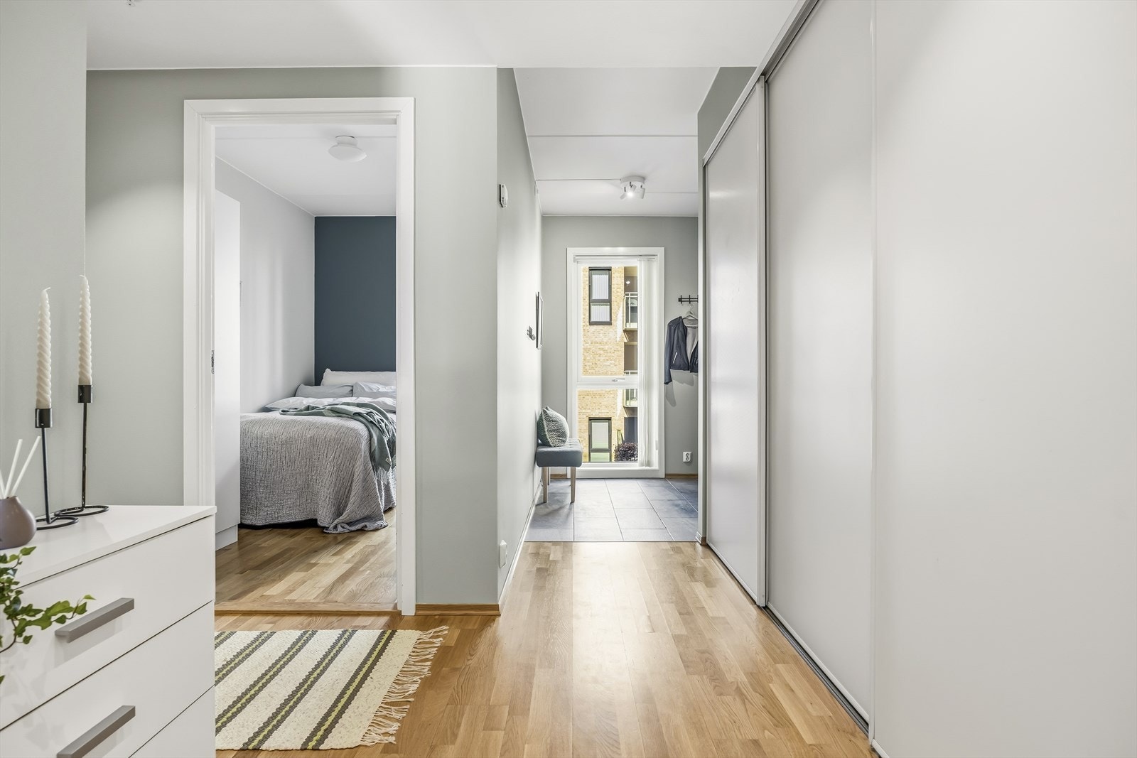Gangparti med integrert skyvedørsgarderobe. Galleribilde