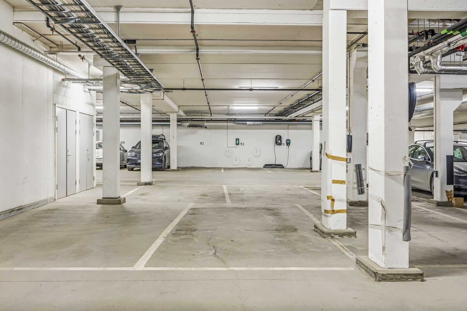 Parkeringsplass i underliggende garasjekjeller med direkte heisadkomst. Galleribilde