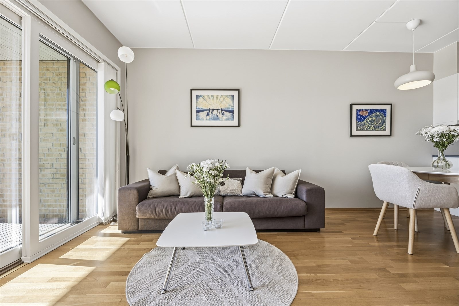 Stuen har store vindusflater som gir godt med naturlig lysinnslipp. Galleribilde