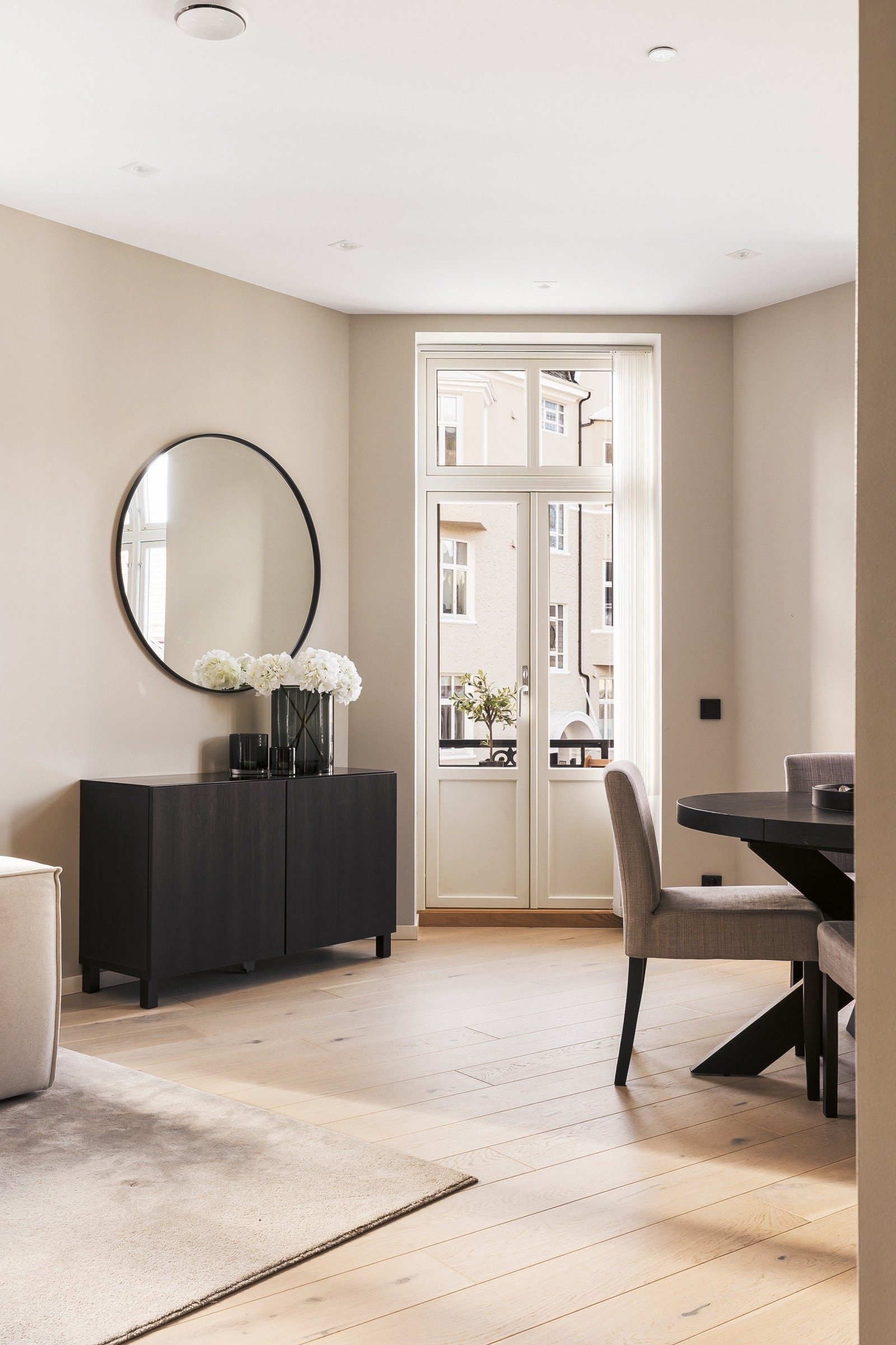 - Den åpne løsningen gir gode møbleringsmuligheter og naturlige soner for både sofaløsning og spisebord - Galleribilde