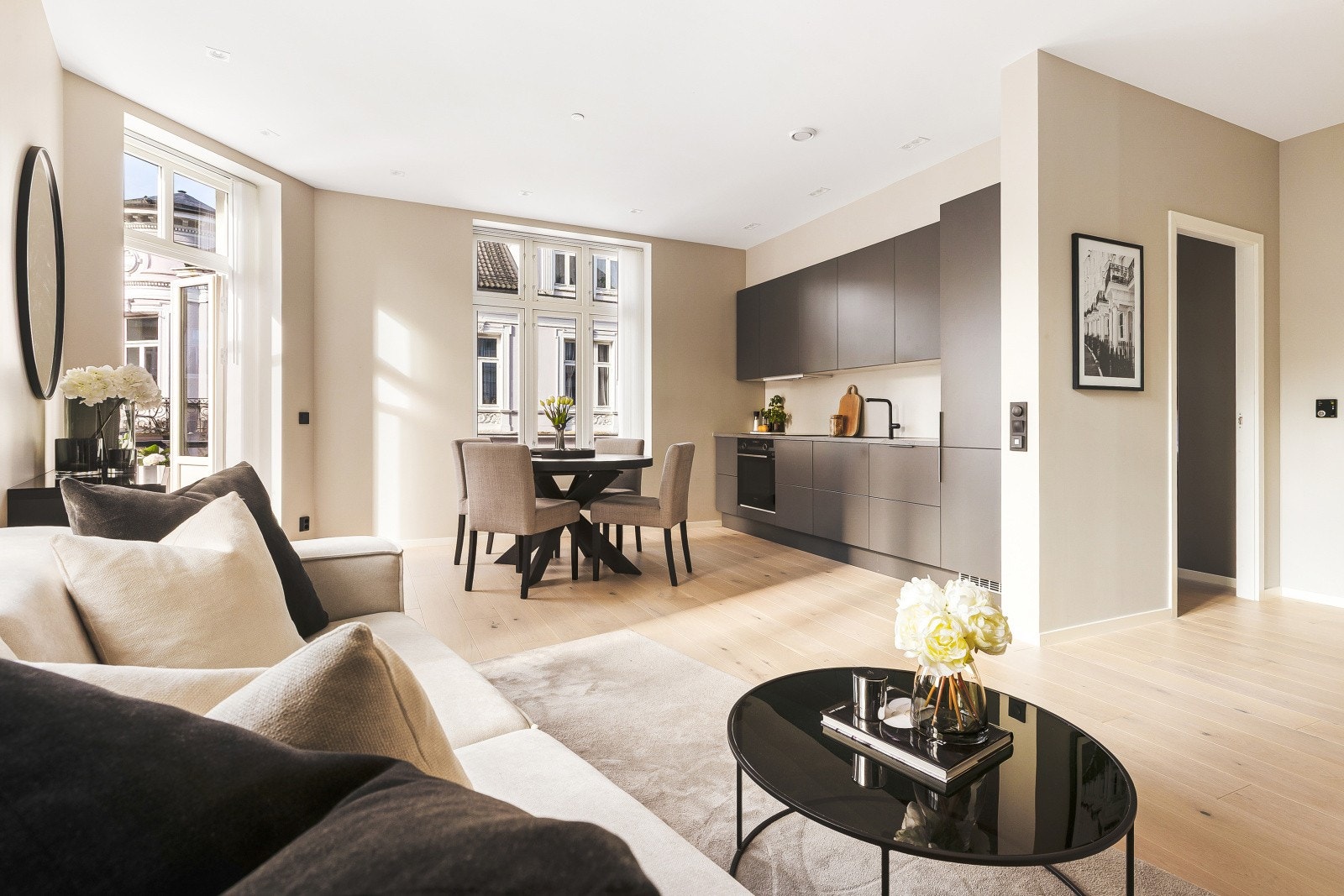 - Dette er en sjelden mulighet til å sikre seg en bolig i en oppgradert bygård med både heis og egen balkong - Galleribilde