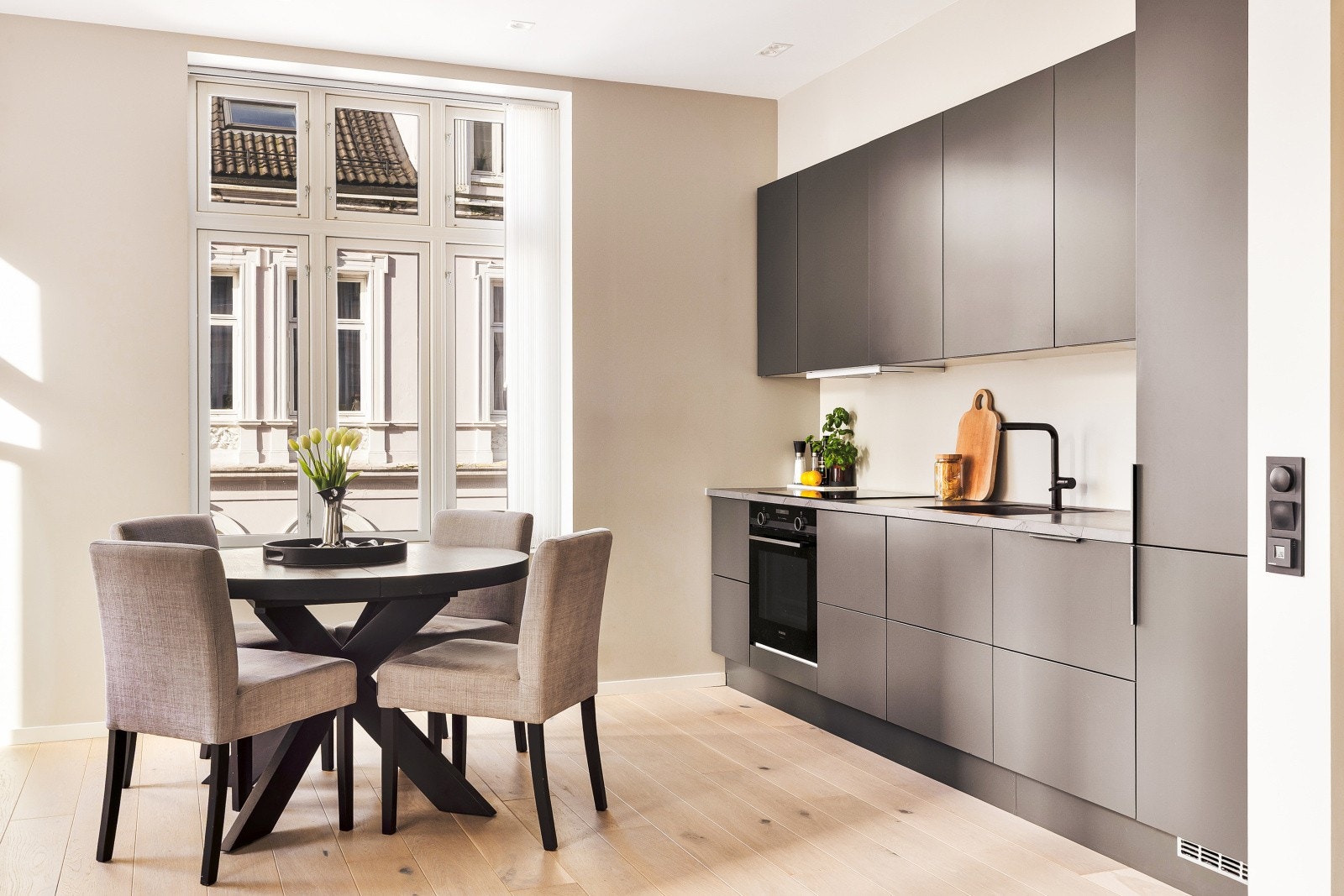 - Kjøkkenet er et stilrent og lekkert HTH-kjøkken med slette fronter og integrerte hvitevarer fra Siemens - Galleribilde