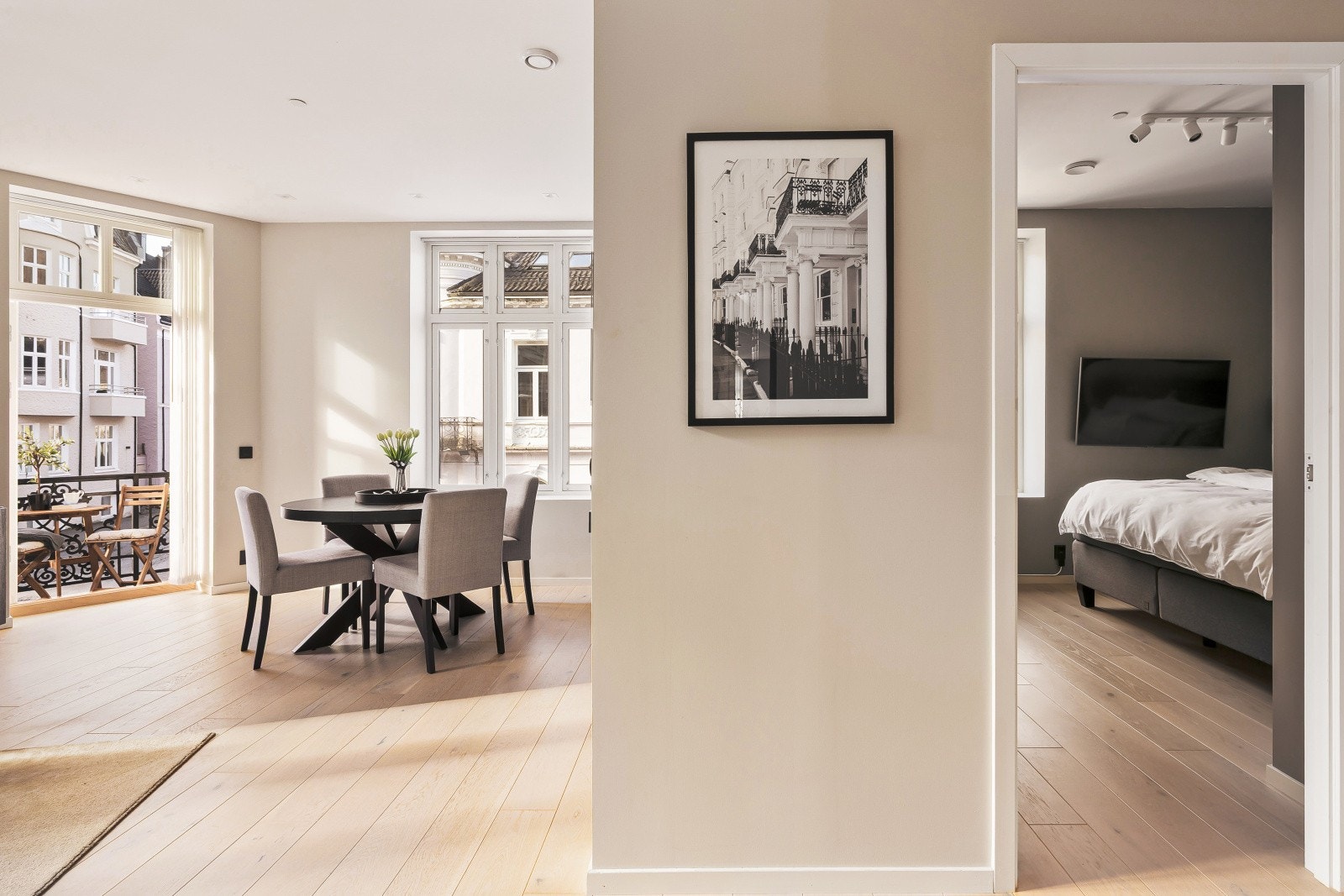 - Boligen fremstår med pene og tidsriktige overflater med 1-stavs parkett på gulv og malte flater på vegger og himling - Galleribilde