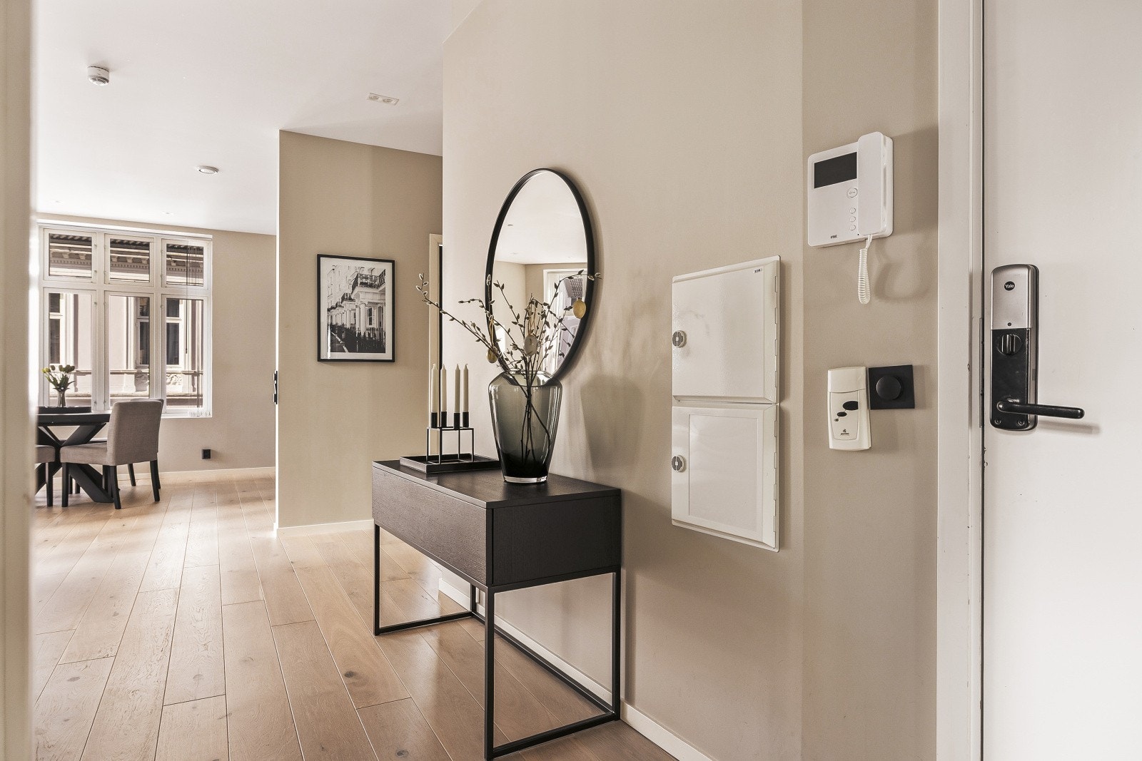 - En romslig entré ønsker deg velkommen med praktisk garderobeløsning - Galleribilde