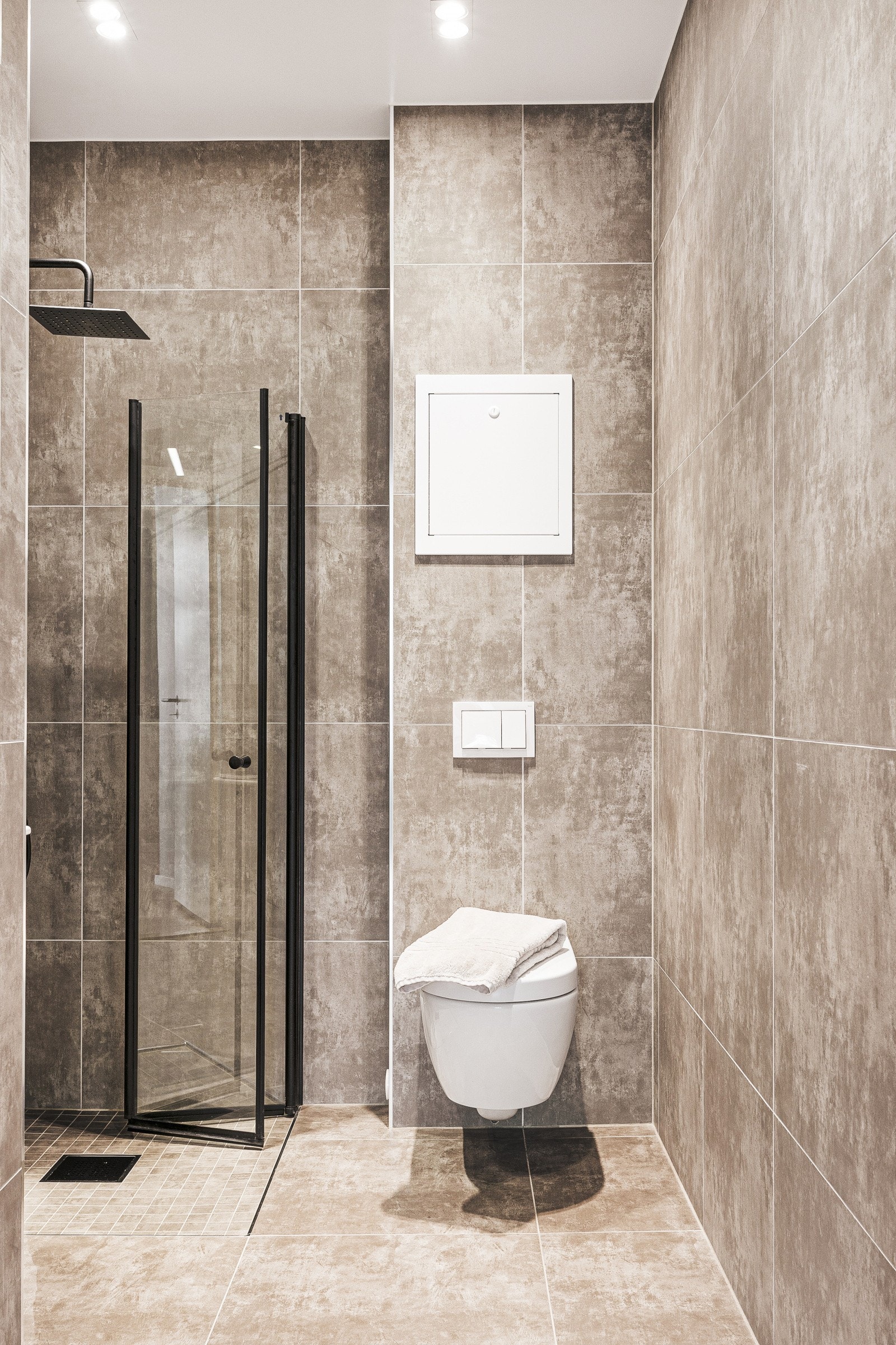 - Badet er delikat utført og helfliset med varmekabler i gulv - Galleribilde