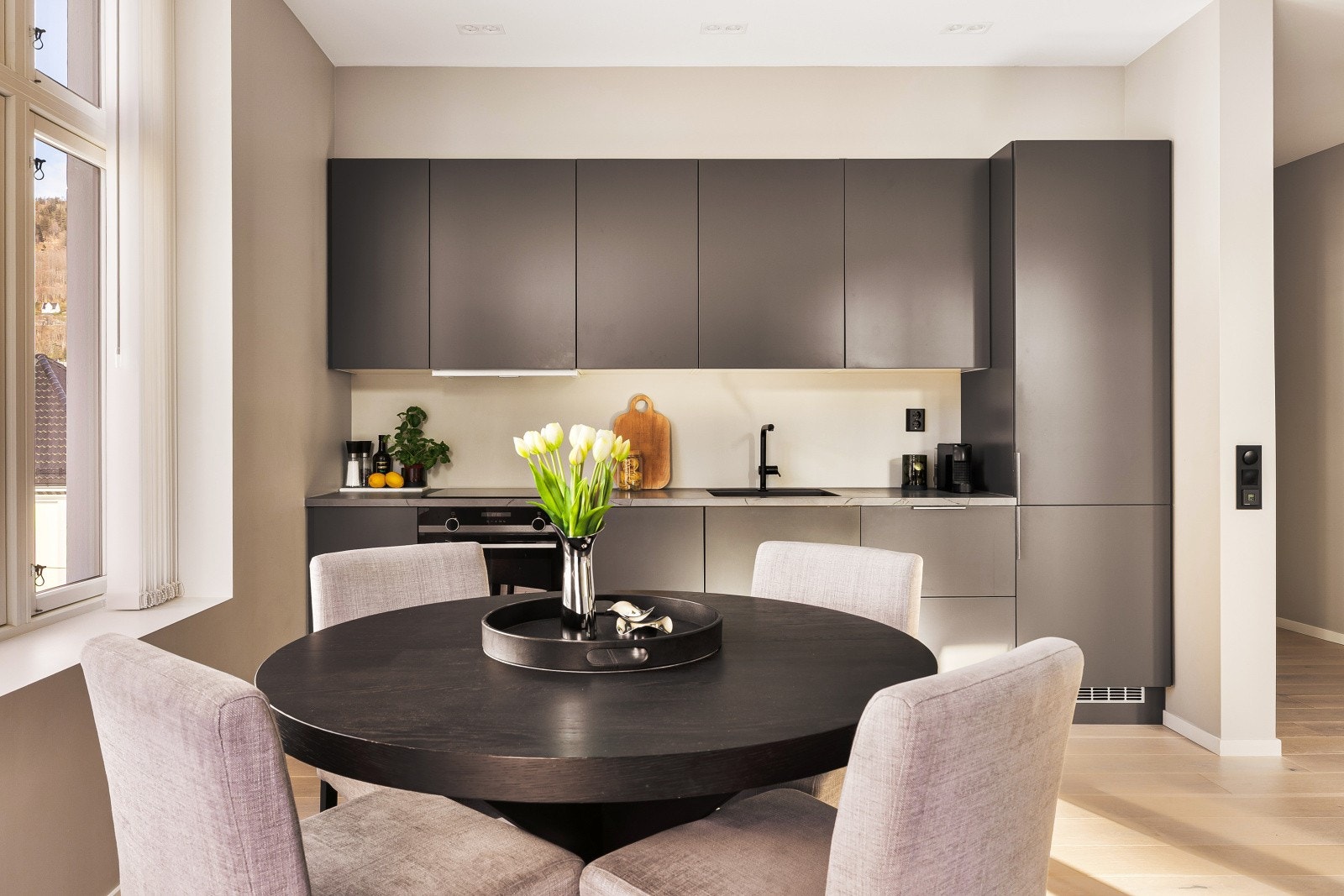 - Store, klassiske vinduer slipper inn rikelig med dagslys og bidrar til en lys og behagelig atmosfære - Galleribilde