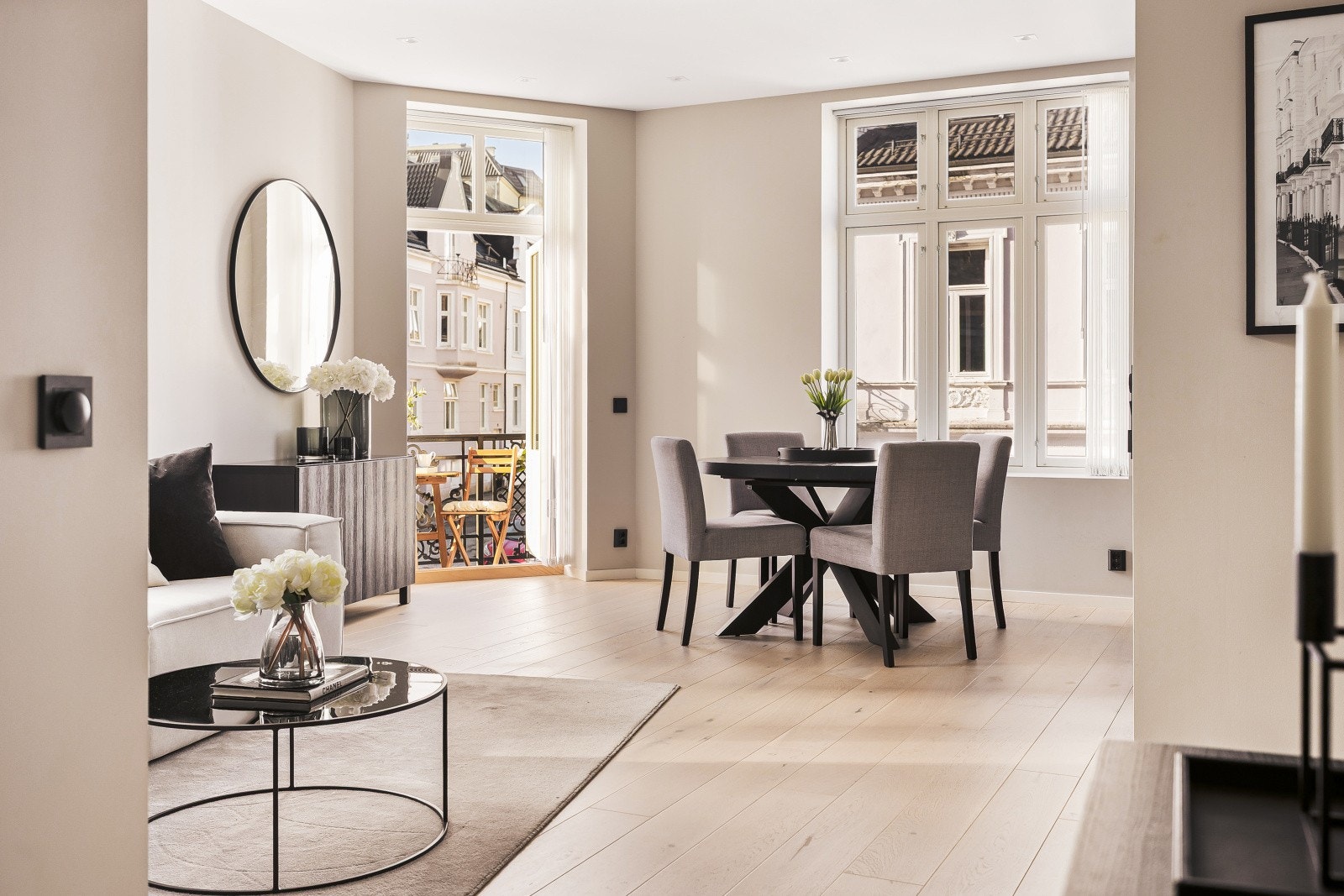 - Leiligheten har en luftig og innbydende stue- og kjøkkenløsning på ca. 27 m² - Galleribilde