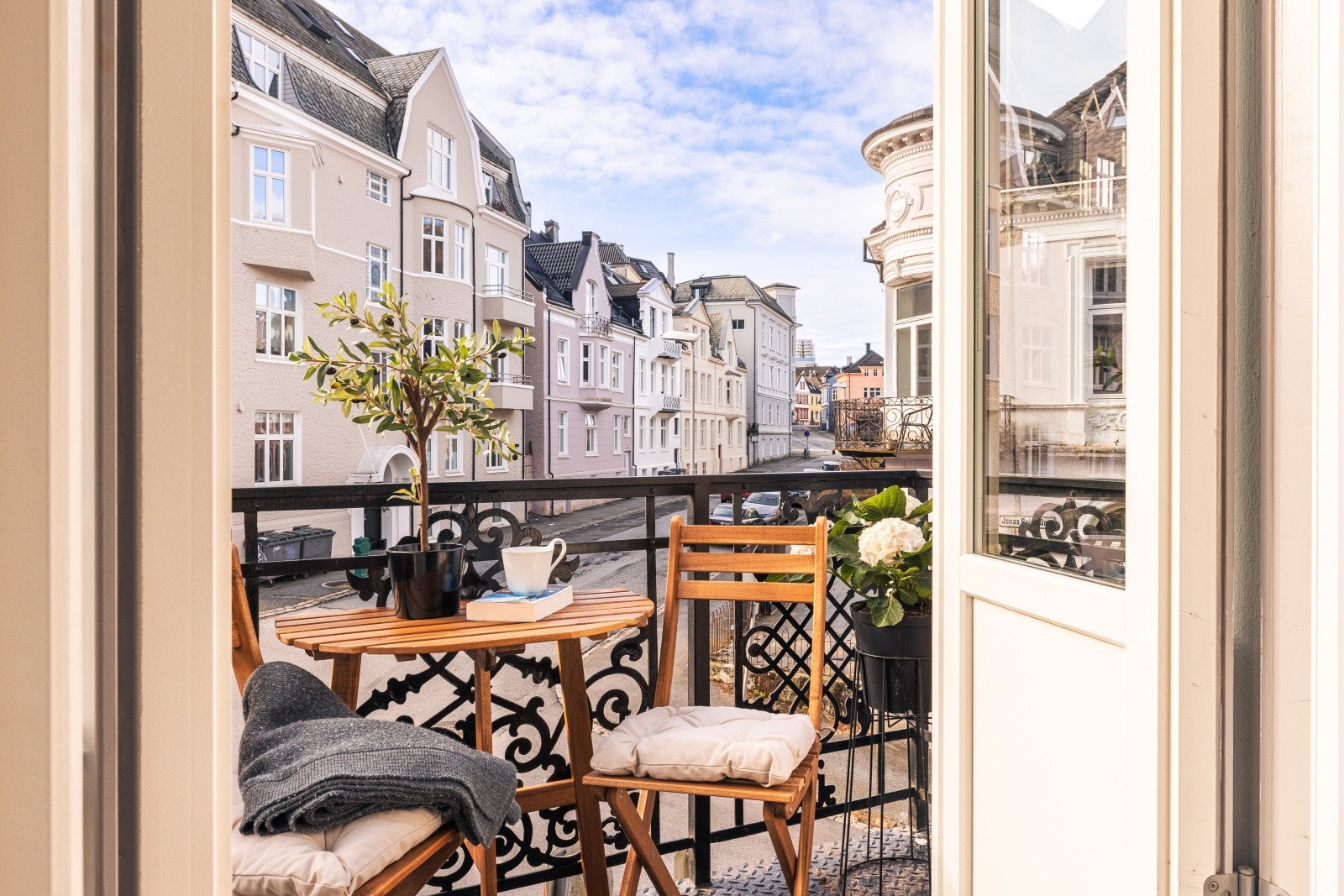 - Fra stuen er det utgang til en koselig balkong på ca. 2,7 m² - Galleribilde