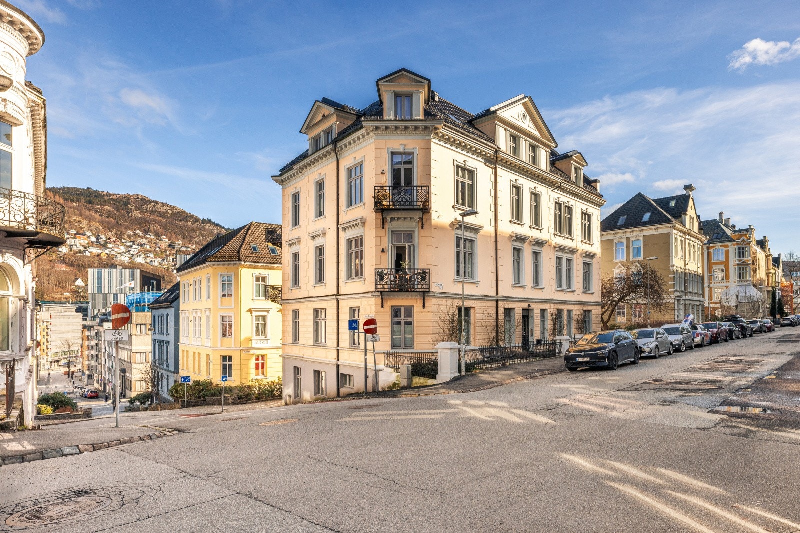 - Vakker bygård fra ca. 1900 som er oppgradert og rehabilitert i 2019, og kombinerer klassisk arkitektur med moderne standard - Galleribilde