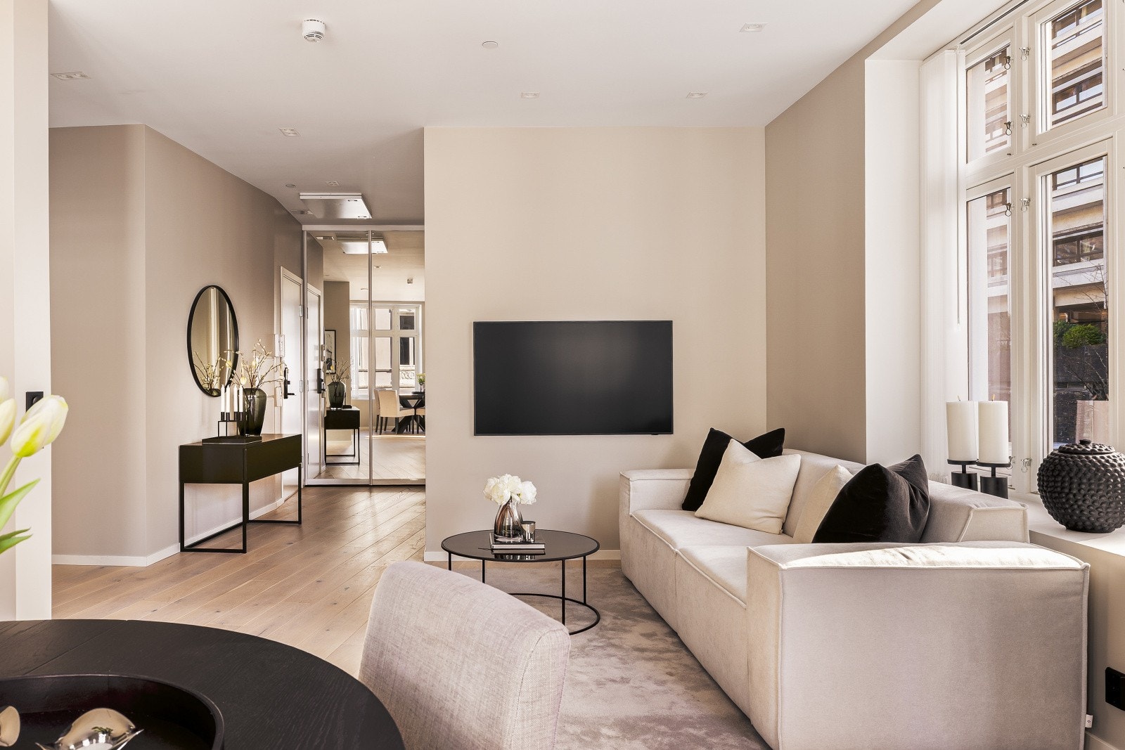 - Takhøyden på ca. 2,7 meter forsterker den gode romfølelsen - Galleribilde