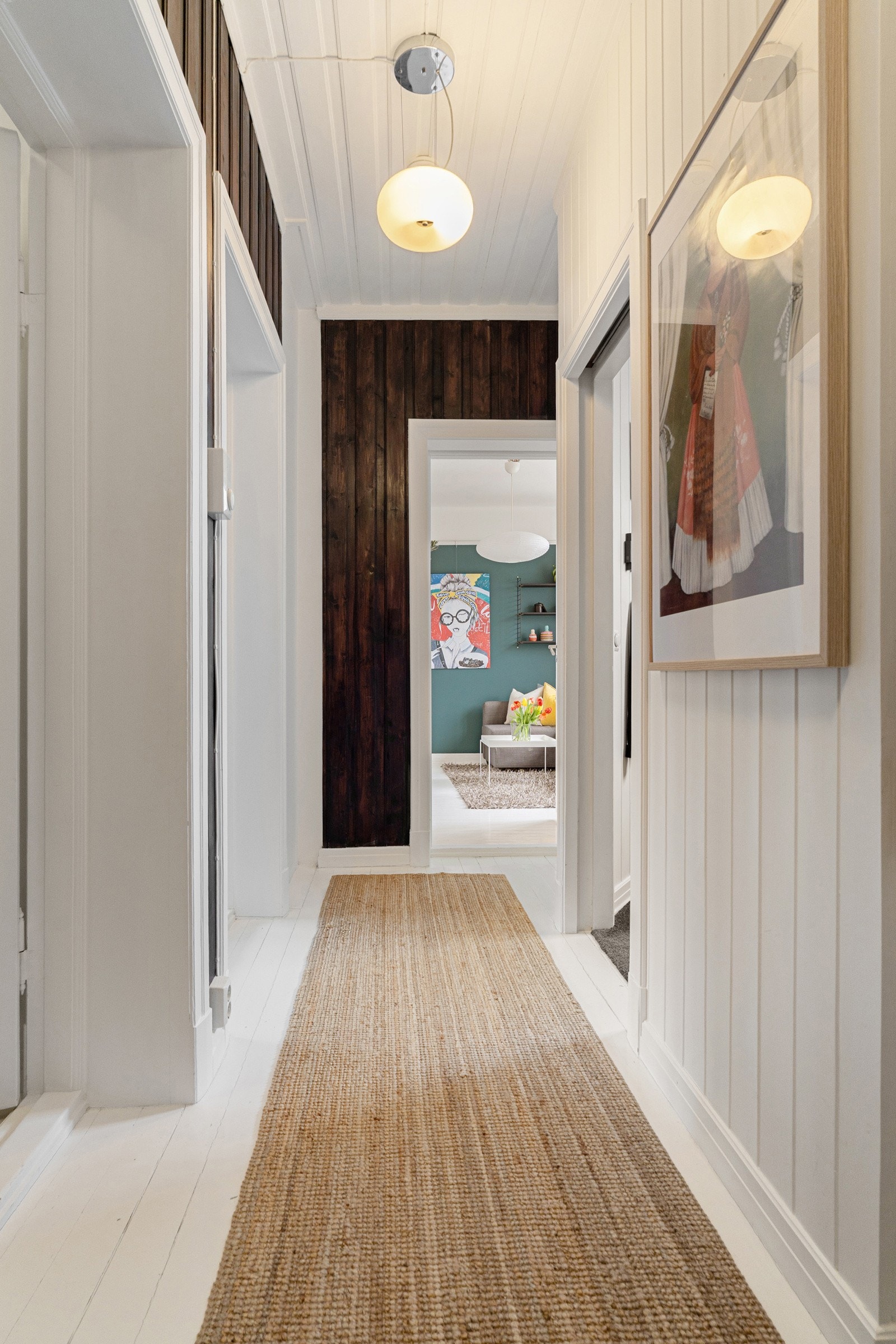 Klassiske detaljer som originale tregulv og panel. Galleribilde