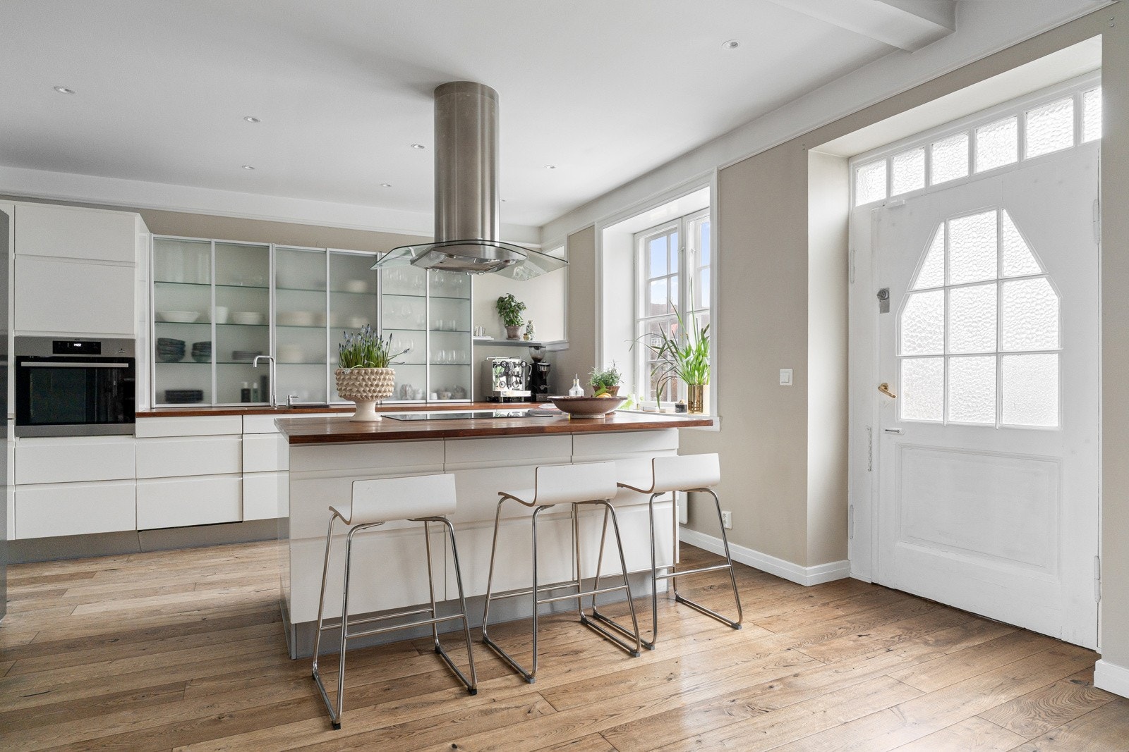 Her bys det på god skap- og benkplass til matlaging og oppbevaring. Galleribilde