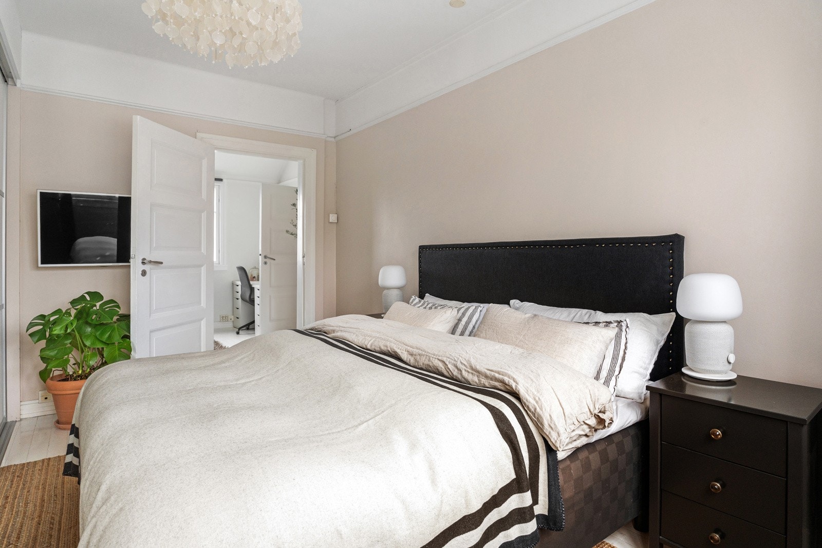 Rommet er lyst og malt i delikat farge med malte originale tregulv. Galleribilde