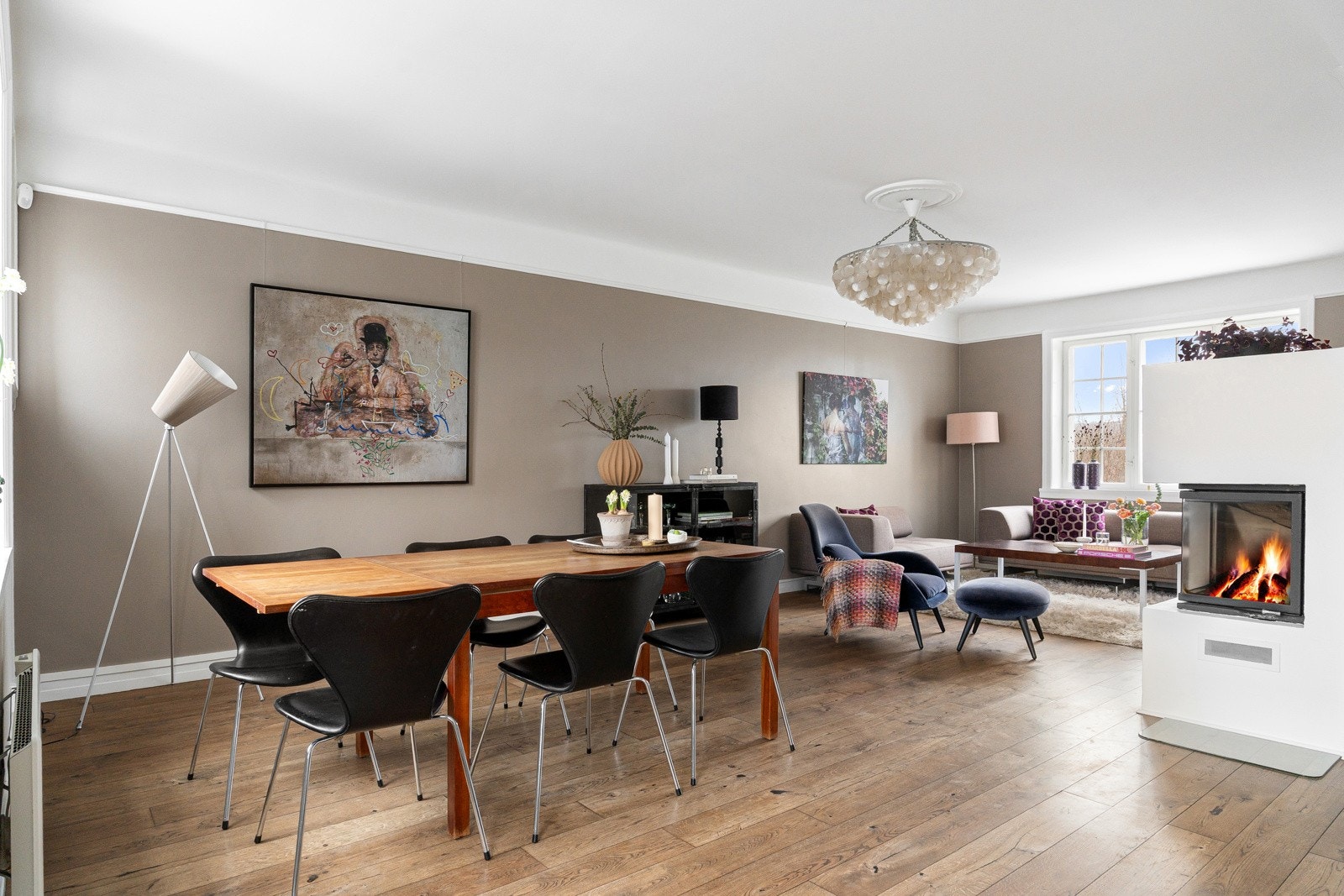 Heltre eikegulv som tåler et aktivt hjem fullt av barn og voksne og en god takhøyde som gir luftig atmosfære. Galleribilde