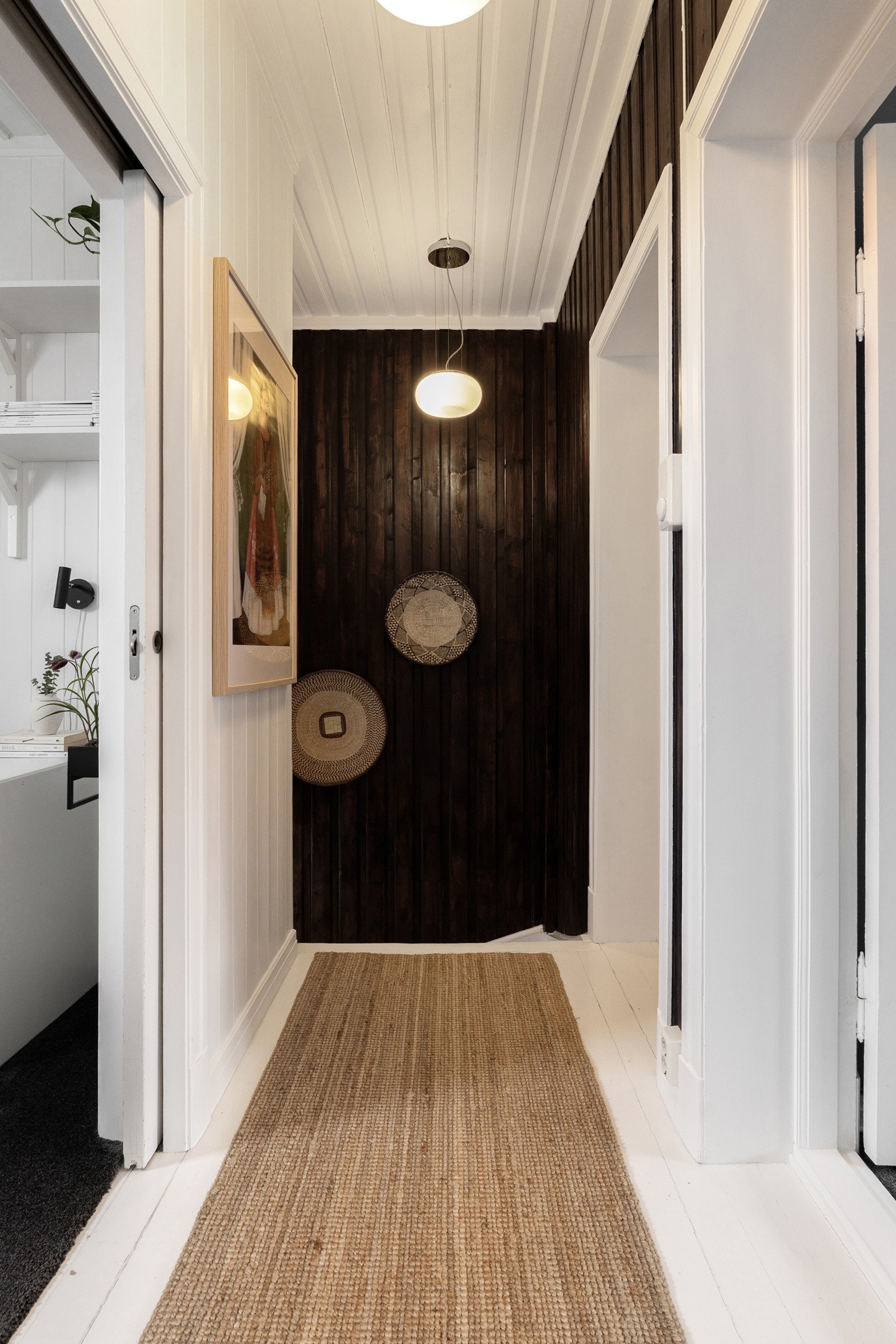 Fra hallen kommer du enkelt til trappen som tar deg opp til boligens 2. etasje. Galleribilde