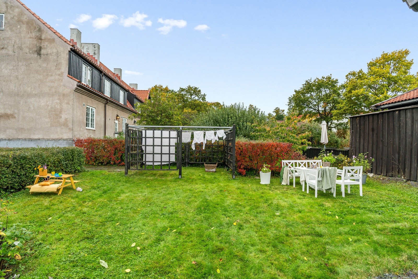 Det er sol i hagen fra morgen til kveld på sommerstid. Galleribilde