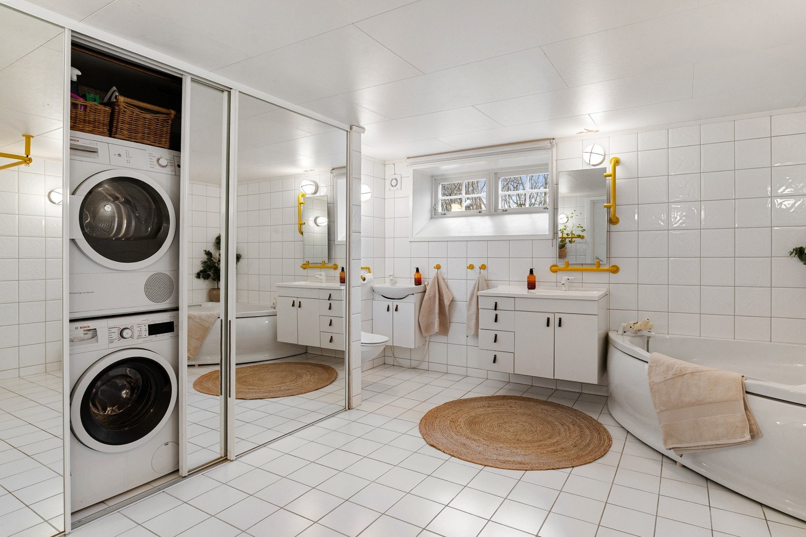 Badet har gode oppbevaringsmuligheter. Galleribilde