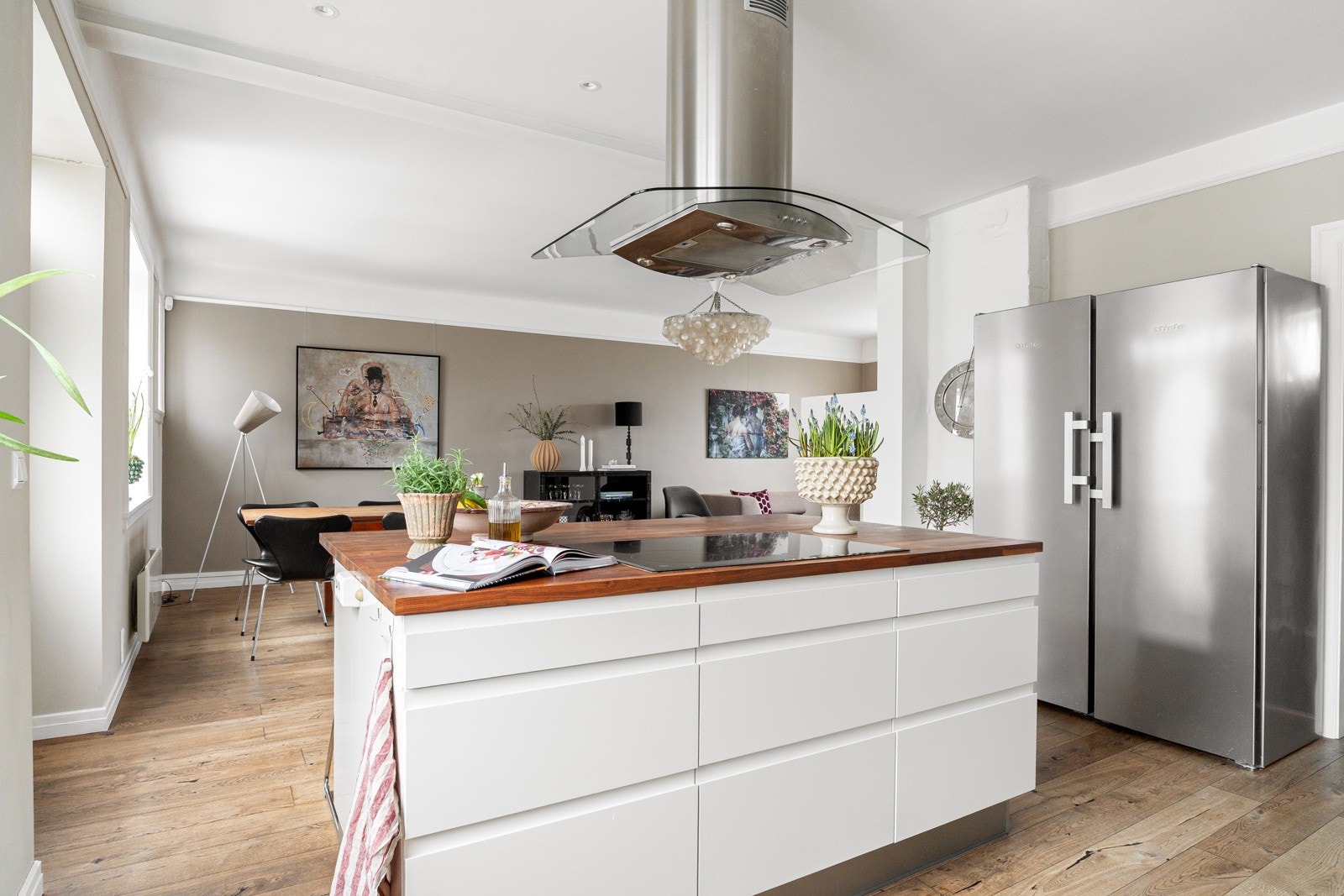 Kjøkkenøy i samme utførelse som øvrig innredning gir et godt inntrykk, og utvider arbeidsflatene. Øyen er også et enkelt sted å nyte frokosten med utsikt mot bakhagen. Galleribilde