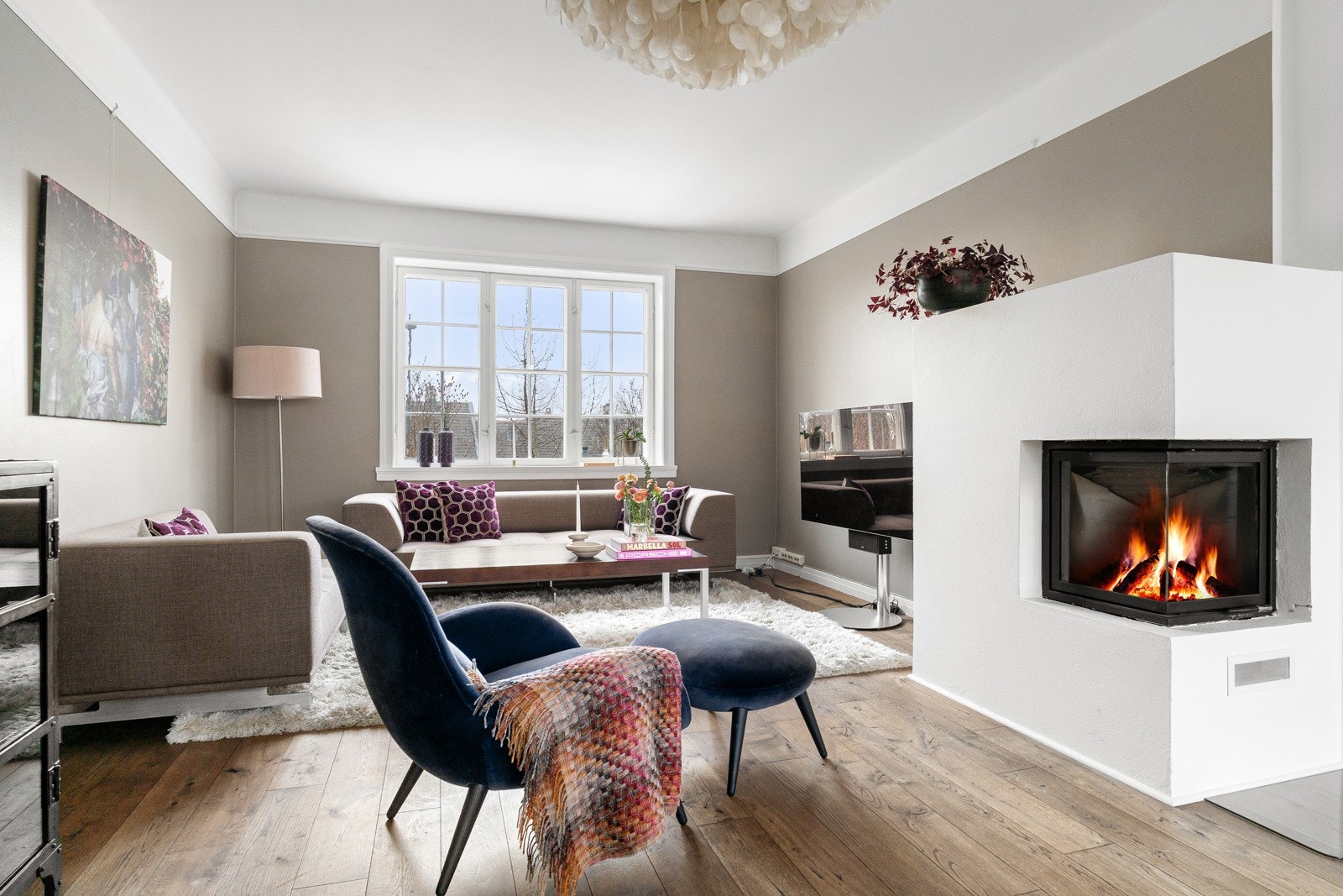 Peisen er plassert mellom tv-stuen og spisesonen, som gir en stor porsjon varme og sjarm. Galleribilde