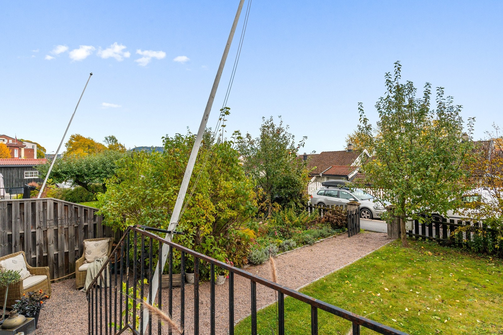 Hyggelig og godt opparbeidet inngangsparti. Morgensolen gjør det perfekt å sitte å ta en kopp kaffe på inngangstrappen eller i forhagen. Galleribilde